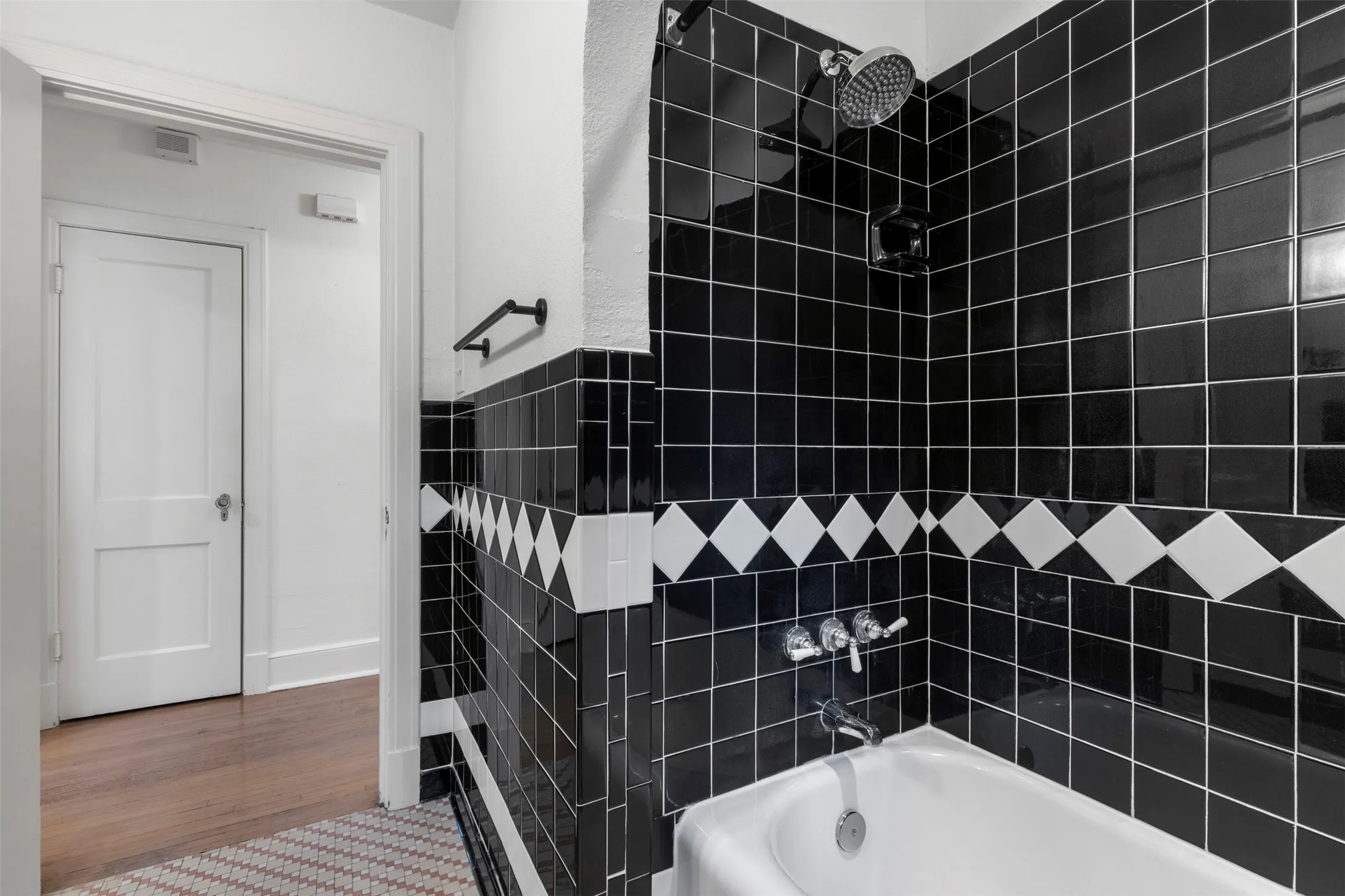 Single Family Residence For Sale in Dallas County , 2803 Cain Boulevard, Dallas, Texas 75211, 2 Bedroom, 1 Bathroom, 1 Garage spaces, 1,286 Sqft, built in 1931, mls#21402518, Real Estate Agent in Dallas, Homes For Sale in Dallas county, Homes For Sale in Dallas, Realtor in Dallas Texas, Real Estate Brokerage Independent Realty Texas, Luminita Cordes Realtor