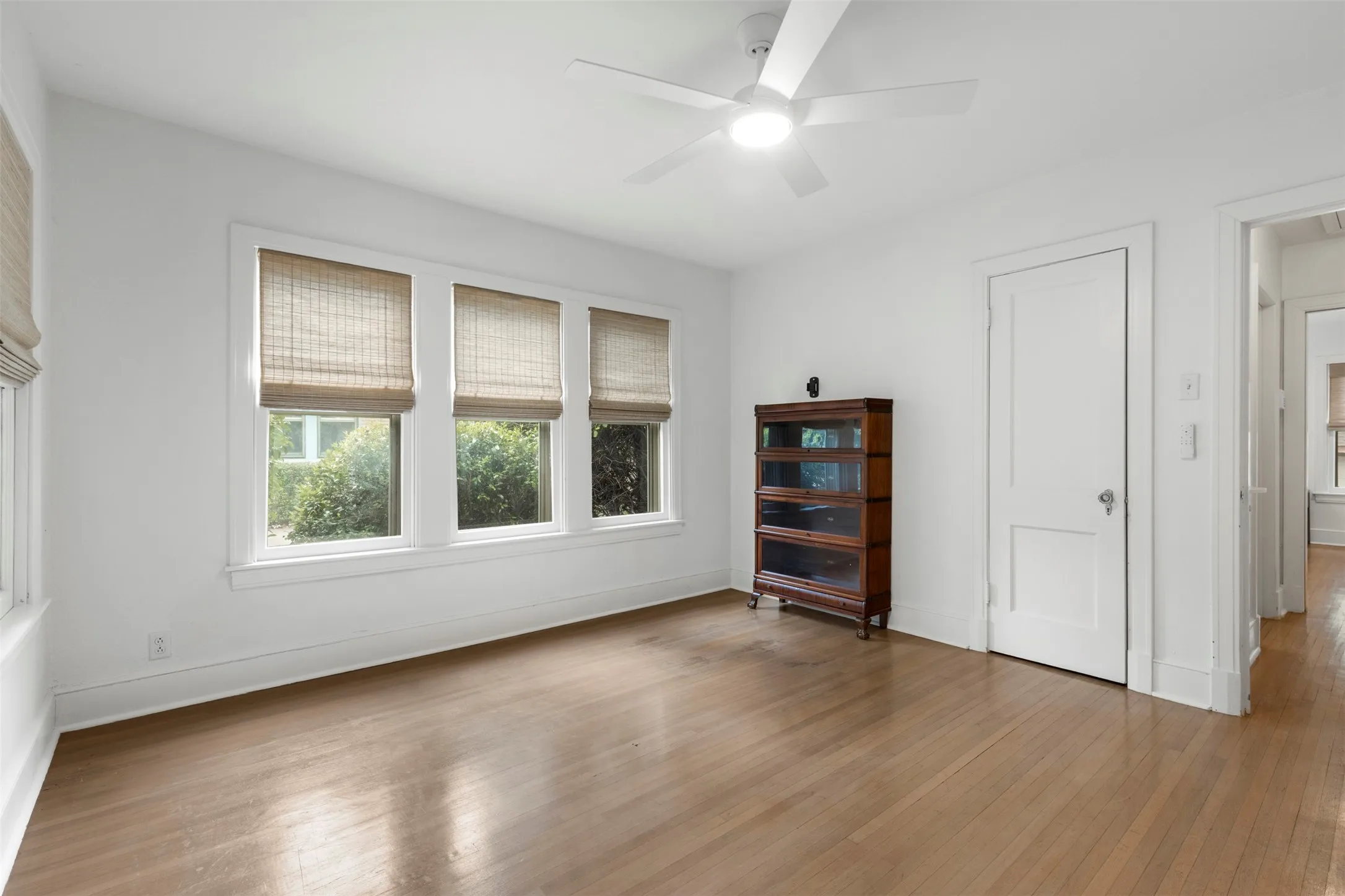 Single Family Residence For Sale in Dallas County , 2803 Cain Boulevard, Dallas, Texas 75211, 2 Bedroom, 1 Bathroom, 1 Garage spaces, 1,286 Sqft, built in 1931, mls#21402518, Real Estate Agent in Dallas, Homes For Sale in Dallas county, Homes For Sale in Dallas, Realtor in Dallas Texas, Real Estate Brokerage Independent Realty Texas, Luminita Cordes Realtor