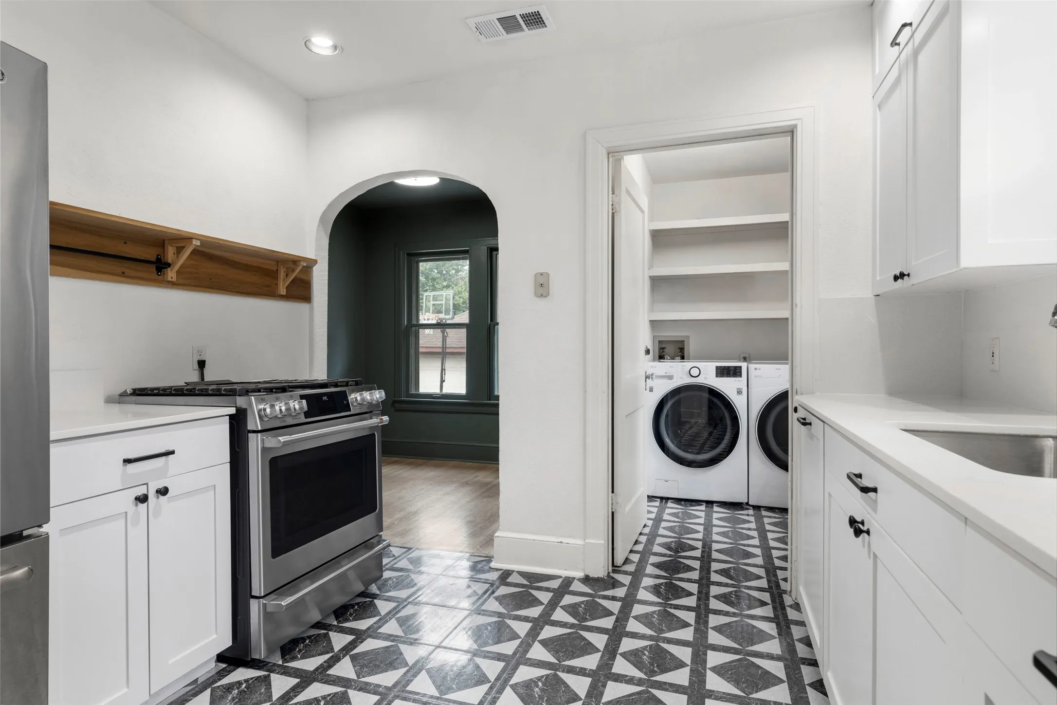 Single Family Residence For Sale in Dallas County , 2803 Cain Boulevard, Dallas, Texas 75211, 2 Bedroom, 1 Bathroom, 1 Garage spaces, 1,286 Sqft, built in 1931, mls#21402518, Real Estate Agent in Dallas, Homes For Sale in Dallas county, Homes For Sale in Dallas, Realtor in Dallas Texas, Real Estate Brokerage Independent Realty Texas, Luminita Cordes Realtor