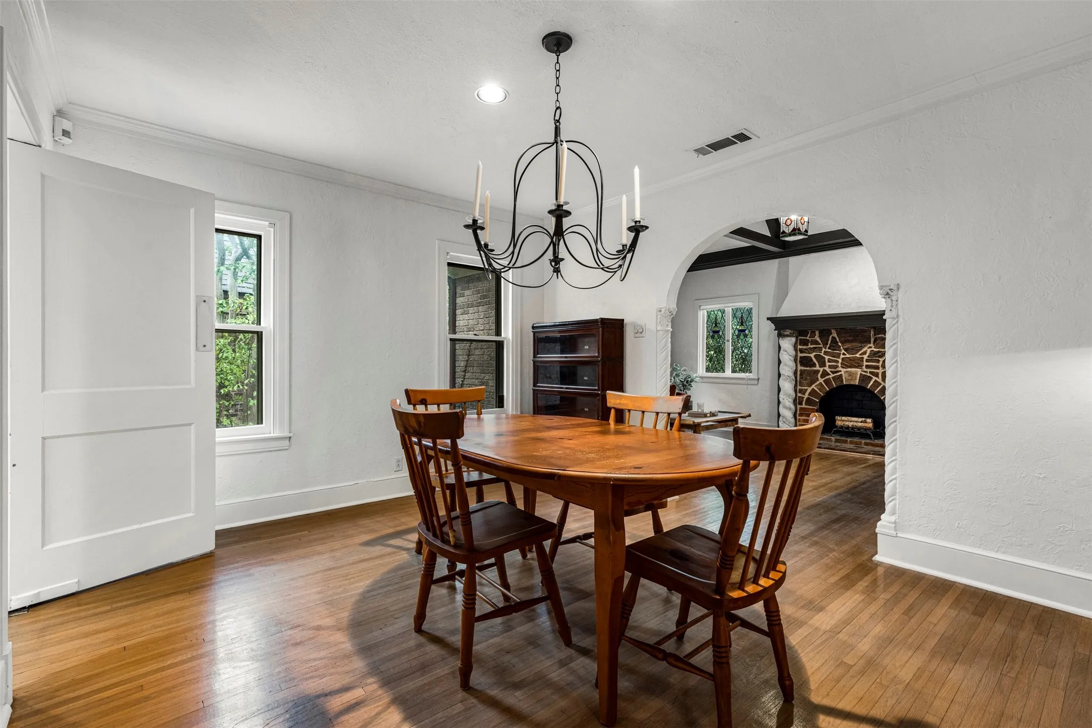 Single Family Residence For Sale in Dallas County , 2803 Cain Boulevard, Dallas, Texas 75211, 2 Bedroom, 1 Bathroom, 1 Garage spaces, 1,286 Sqft, built in 1931, mls#21402518, Real Estate Agent in Dallas, Homes For Sale in Dallas county, Homes For Sale in Dallas, Realtor in Dallas Texas, Real Estate Brokerage Independent Realty Texas, Luminita Cordes Realtor