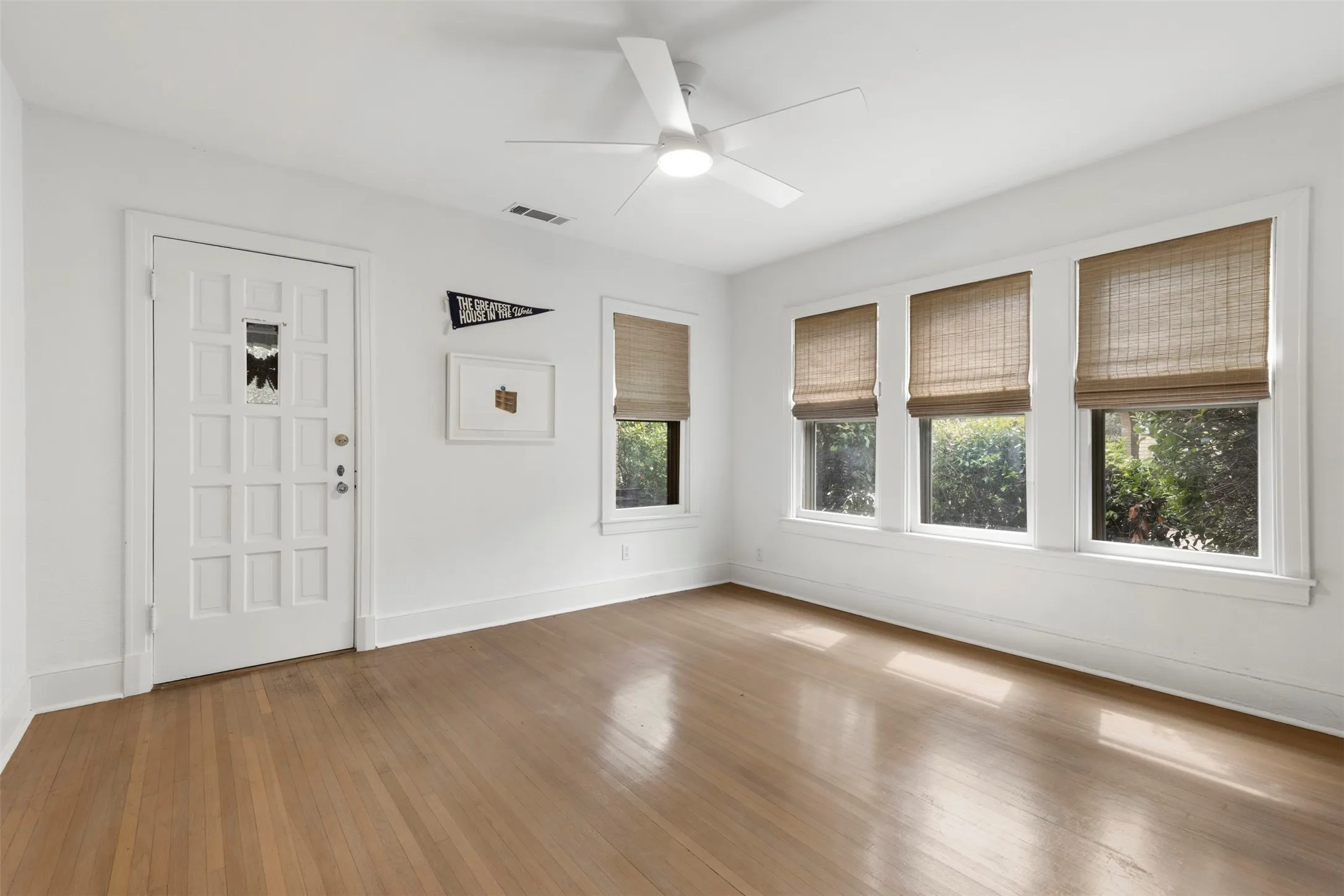 Single Family Residence For Sale in Dallas County , 2803 Cain Boulevard, Dallas, Texas 75211, 2 Bedroom, 1 Bathroom, 1 Garage spaces, 1,286 Sqft, built in 1931, mls#21402518, Real Estate Agent in Dallas, Homes For Sale in Dallas county, Homes For Sale in Dallas, Realtor in Dallas Texas, Real Estate Brokerage Independent Realty Texas, Luminita Cordes Realtor