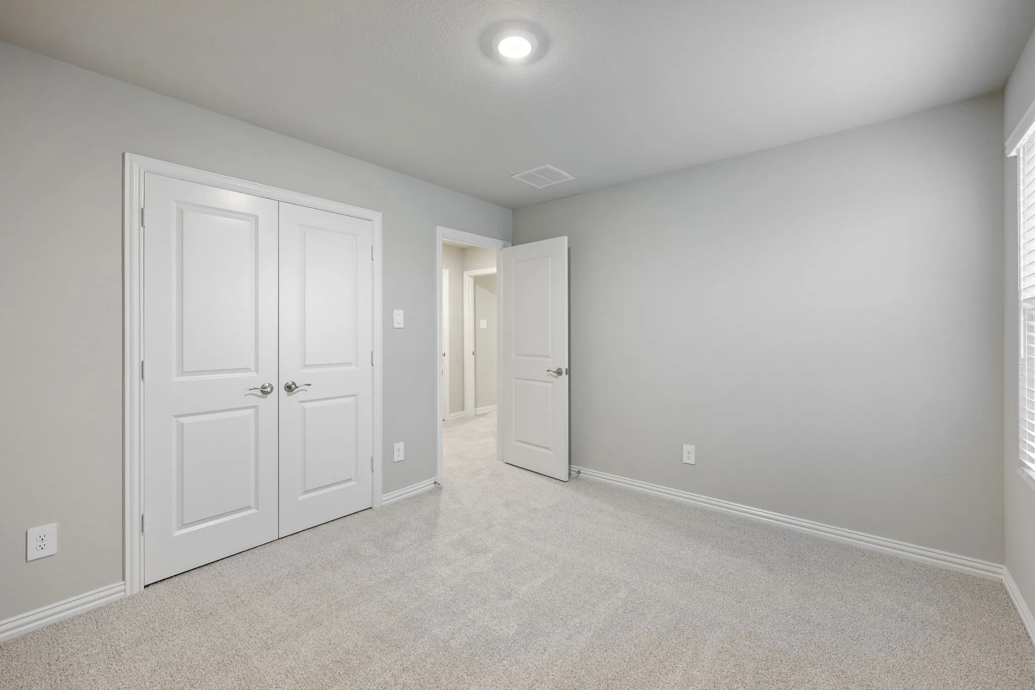  Photo is not of the actual home, but is an inspirational photo of builder’s model home and may depict options, furnishings, and/or decorator features that are not included.
