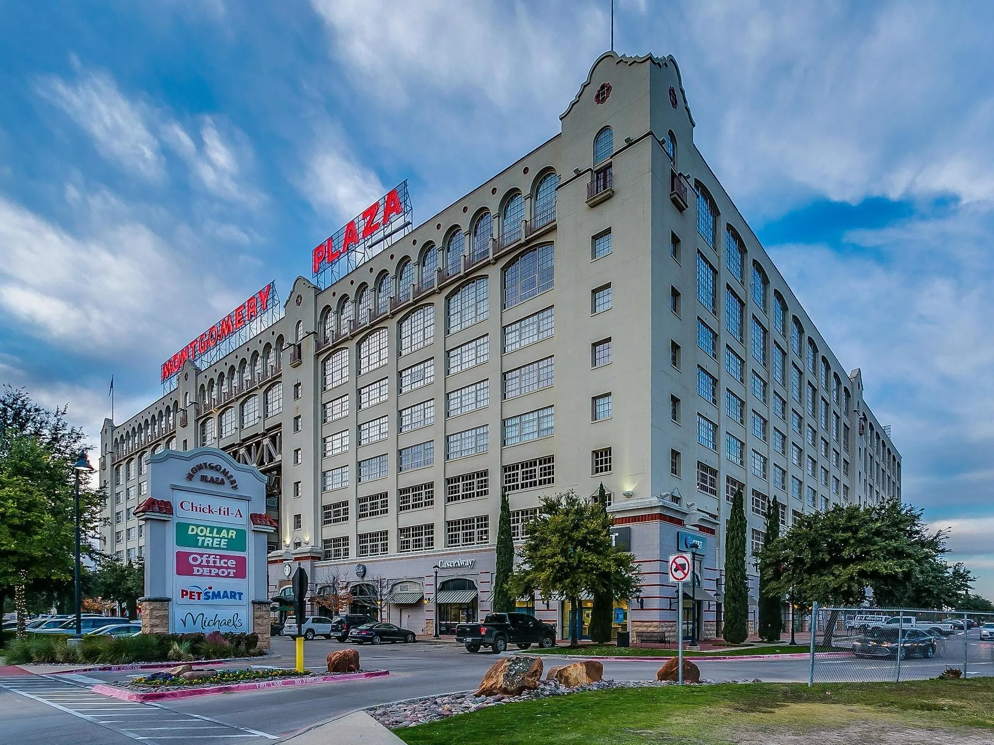 Condominium For Sale in Tarrant County , 2600 W 7th Street 1533, Fort Worth, Texas 76107, 1 Bedroom, 1 Bathroom, 2 Garage spaces, 1,263 Sqft, built in 1928, mls#21396270, Real Estate Agent in Fort Worth, Homes For Sale in Tarrant county, Homes For Sale in Fort Worth, Realtor in Fort Worth Texas, Real Estate Brokerage Independent Realty Texas, Luminita Cordes Realtor