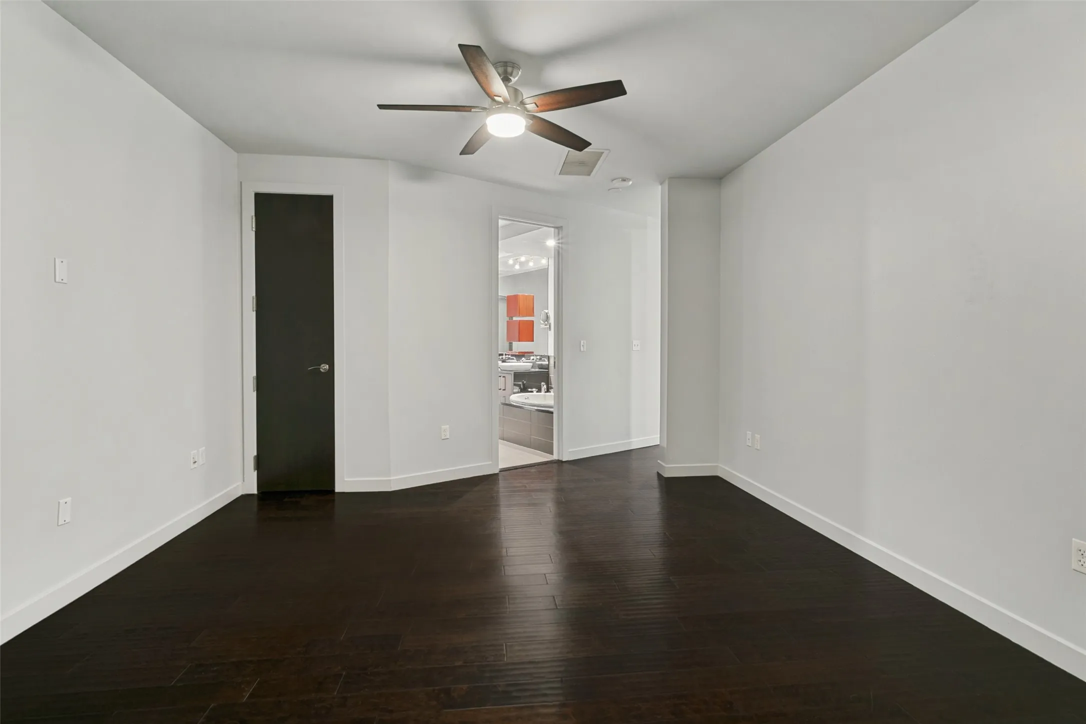 Condominium For Sale in Tarrant County , 2600 W 7th Street 1533, Fort Worth, Texas 76107, 1 Bedroom, 1 Bathroom, 2 Garage spaces, 1,263 Sqft, built in 1928, mls#21396270, Real Estate Agent in Fort Worth, Homes For Sale in Tarrant county, Homes For Sale in Fort Worth, Realtor in Fort Worth Texas, Real Estate Brokerage Independent Realty Texas, Luminita Cordes Realtor
