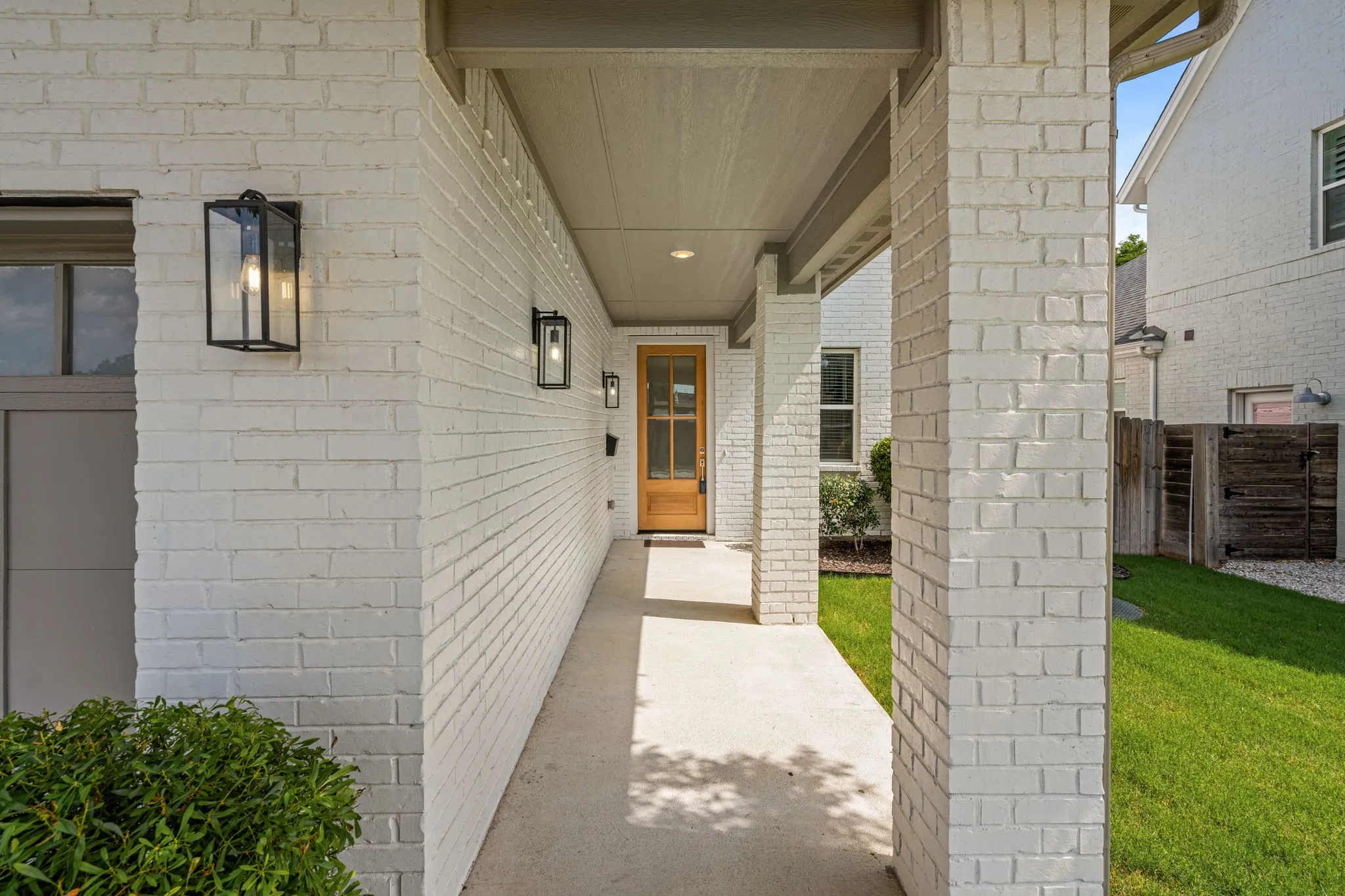 Single Family Residence For Rent in Tarrant County , 5618 Oaks Lane, Westworth Village, Texas 76114, 4 Bedroom, 4 Bathroom, 2 Garage spaces, 2,581 Sqft, built in 2022, mls#21400823, Real Estate Agent in Westworth Village, Homes For Rent in Tarrant county, Homes For Rent in Westworth Village, Realtor in Westworth Village Texas, Real Estate Brokerage Independent Realty Texas, Luminita Cordes Realtor