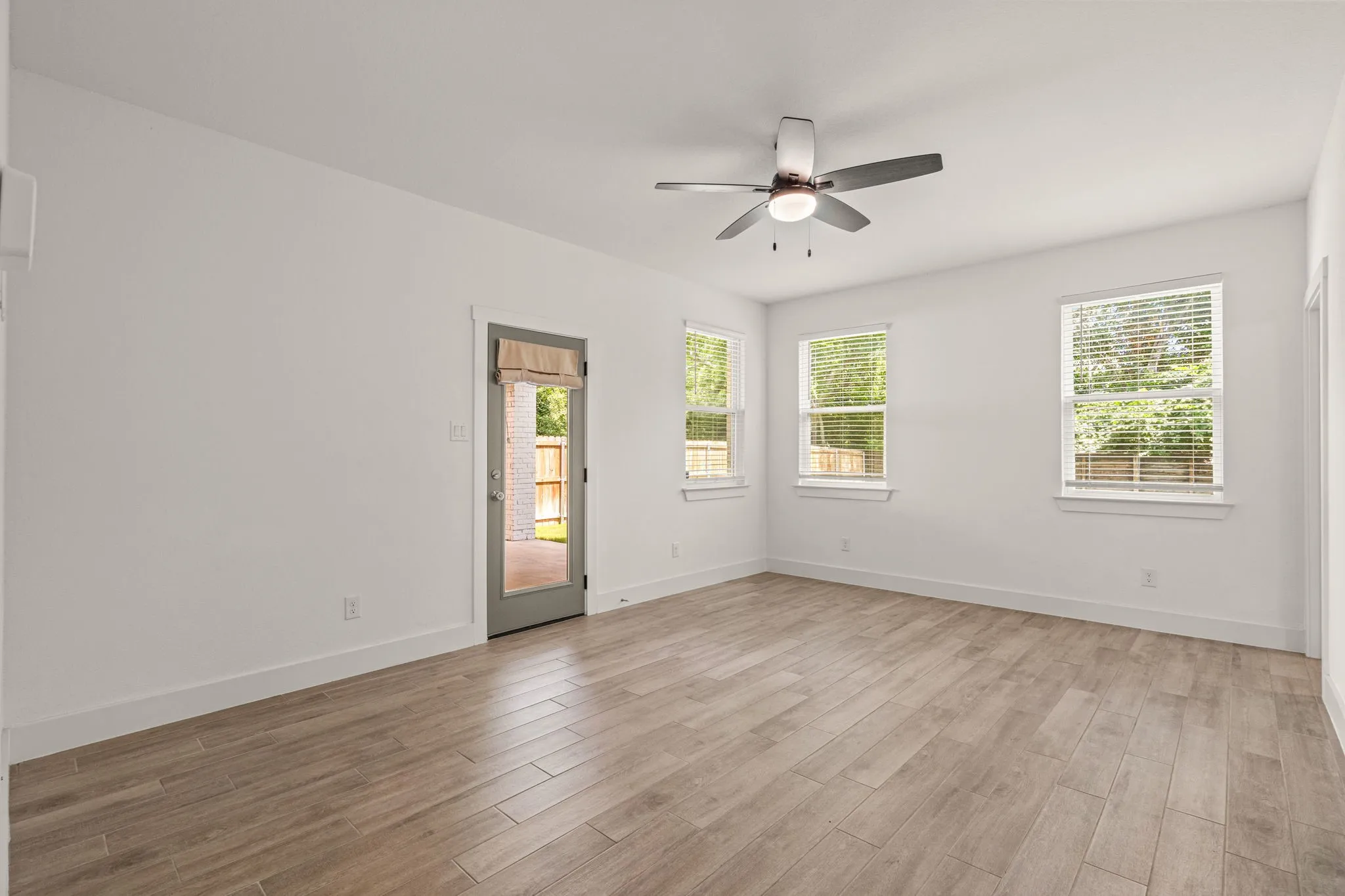 Single Family Residence For Rent in Tarrant County , 5618 Oaks Lane, Westworth Village, Texas 76114, 4 Bedroom, 4 Bathroom, 2 Garage spaces, 2,581 Sqft, built in 2022, mls#21400823, Real Estate Agent in Westworth Village, Homes For Rent in Tarrant county, Homes For Rent in Westworth Village, Realtor in Westworth Village Texas, Real Estate Brokerage Independent Realty Texas, Luminita Cordes Realtor