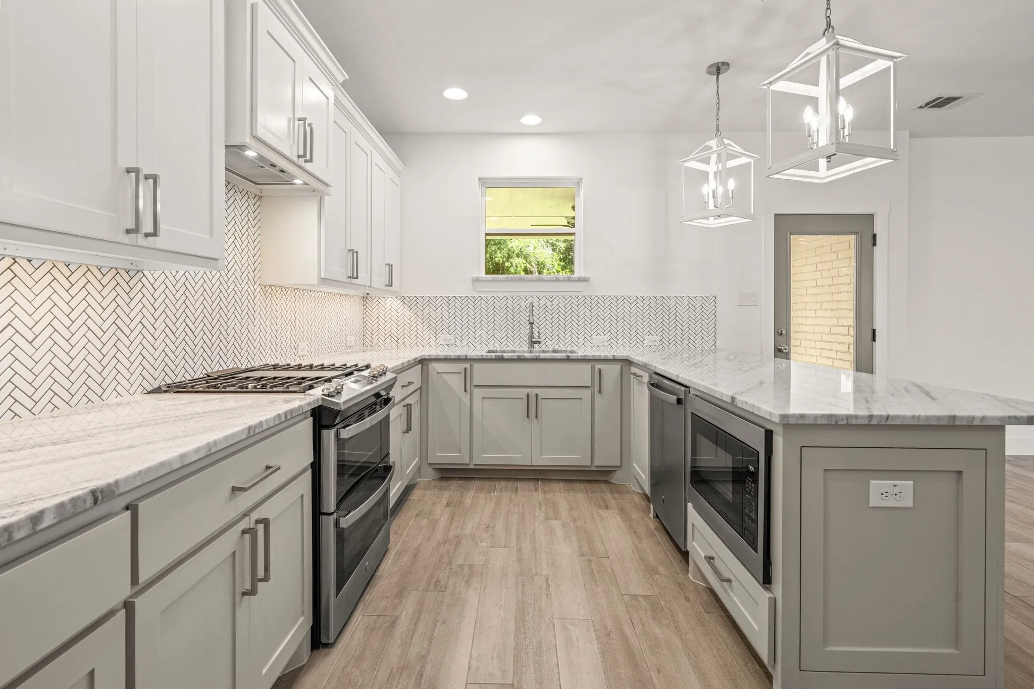 Single Family Residence For Rent in Tarrant County , 5618 Oaks Lane, Westworth Village, Texas 76114, 4 Bedroom, 4 Bathroom, 2 Garage spaces, 2,581 Sqft, built in 2022, mls#21400823, Real Estate Agent in Westworth Village, Homes For Rent in Tarrant county, Homes For Rent in Westworth Village, Realtor in Westworth Village Texas, Real Estate Brokerage Independent Realty Texas, Luminita Cordes Realtor