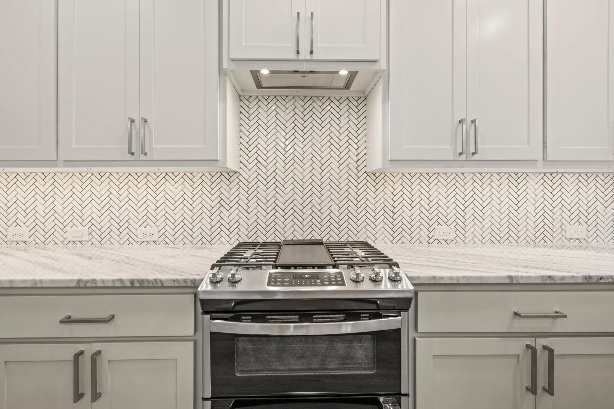 Single Family Residence For Rent in Tarrant County , 5618 Oaks Lane, Westworth Village, Texas 76114, 4 Bedroom, 4 Bathroom, 2 Garage spaces, 2,581 Sqft, built in 2022, mls#21400823, Real Estate Agent in Westworth Village, Homes For Rent in Tarrant county, Homes For Rent in Westworth Village, Realtor in Westworth Village Texas, Real Estate Brokerage Independent Realty Texas, Luminita Cordes Realtor