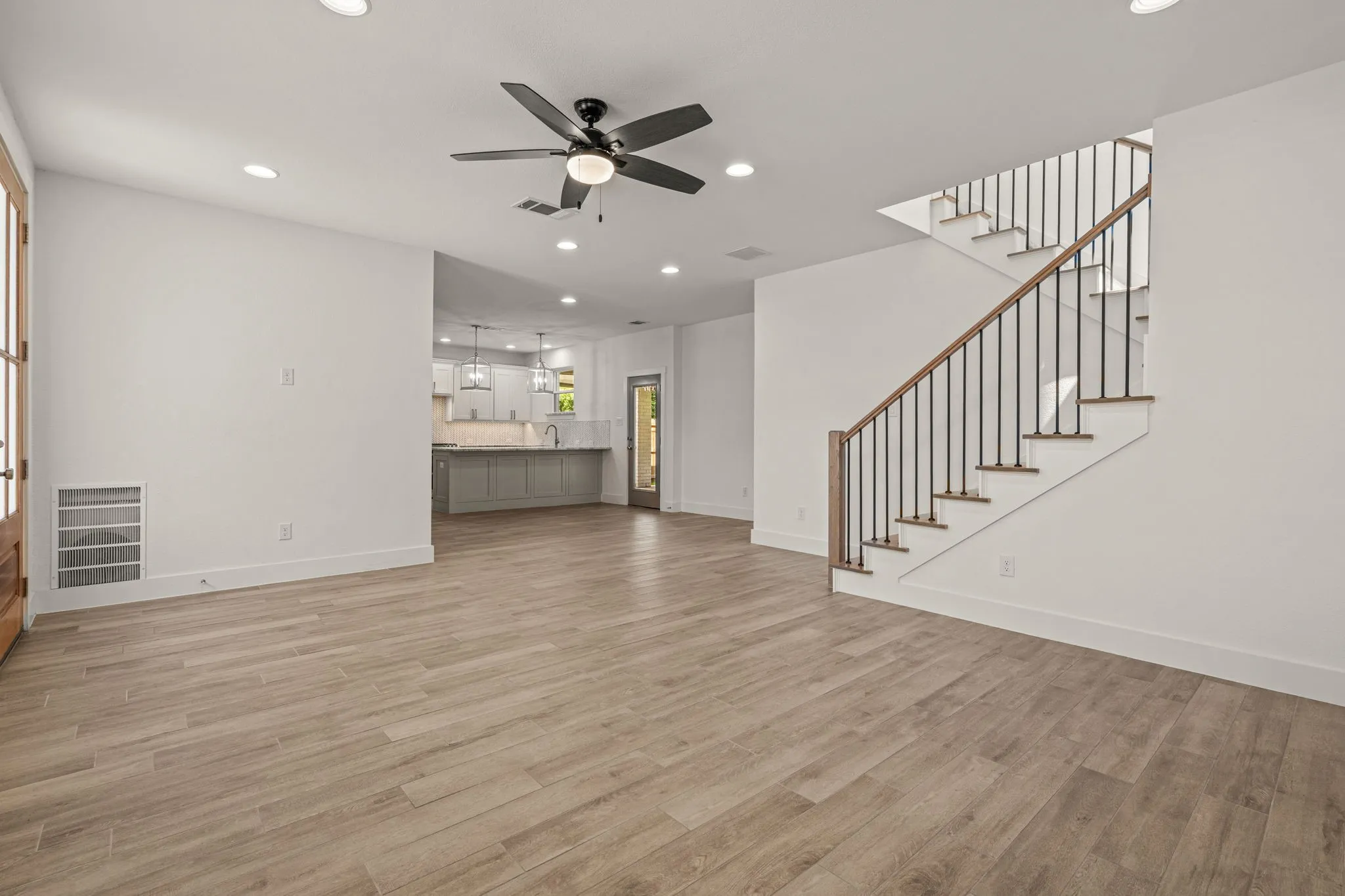 Single Family Residence For Rent in Tarrant County , 5618 Oaks Lane, Westworth Village, Texas 76114, 4 Bedroom, 4 Bathroom, 2 Garage spaces, 2,581 Sqft, built in 2022, mls#21400823, Real Estate Agent in Westworth Village, Homes For Rent in Tarrant county, Homes For Rent in Westworth Village, Realtor in Westworth Village Texas, Real Estate Brokerage Independent Realty Texas, Luminita Cordes Realtor