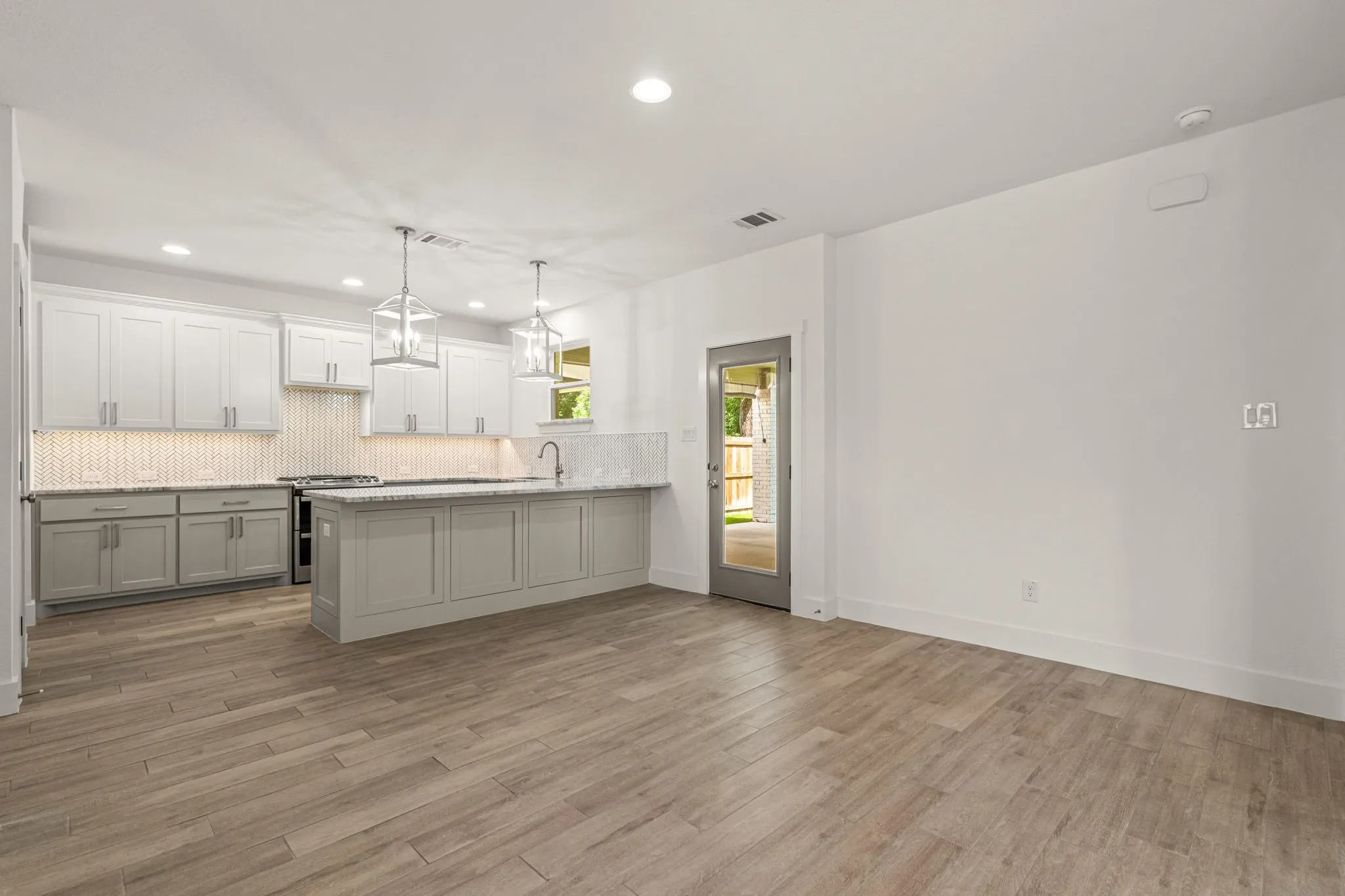 Single Family Residence For Rent in Tarrant County , 5618 Oaks Lane, Westworth Village, Texas 76114, 4 Bedroom, 4 Bathroom, 2 Garage spaces, 2,581 Sqft, built in 2022, mls#21400823, Real Estate Agent in Westworth Village, Homes For Rent in Tarrant county, Homes For Rent in Westworth Village, Realtor in Westworth Village Texas, Real Estate Brokerage Independent Realty Texas, Luminita Cordes Realtor