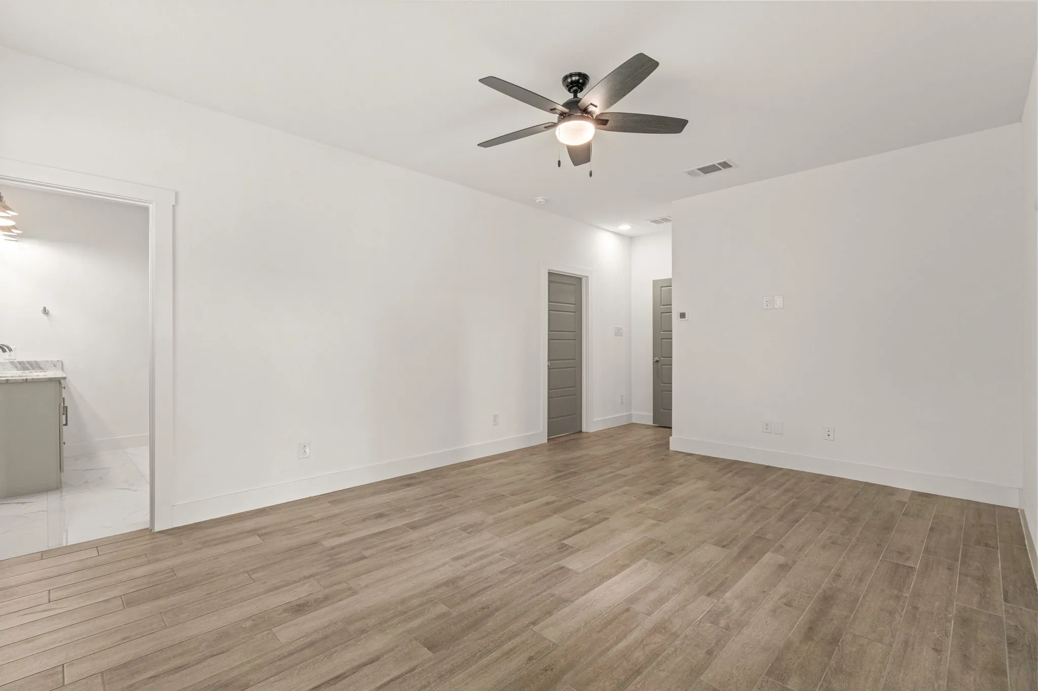 Single Family Residence For Rent in Tarrant County , 5618 Oaks Lane, Westworth Village, Texas 76114, 4 Bedroom, 4 Bathroom, 2 Garage spaces, 2,581 Sqft, built in 2022, mls#21400823, Real Estate Agent in Westworth Village, Homes For Rent in Tarrant county, Homes For Rent in Westworth Village, Realtor in Westworth Village Texas, Real Estate Brokerage Independent Realty Texas, Luminita Cordes Realtor
