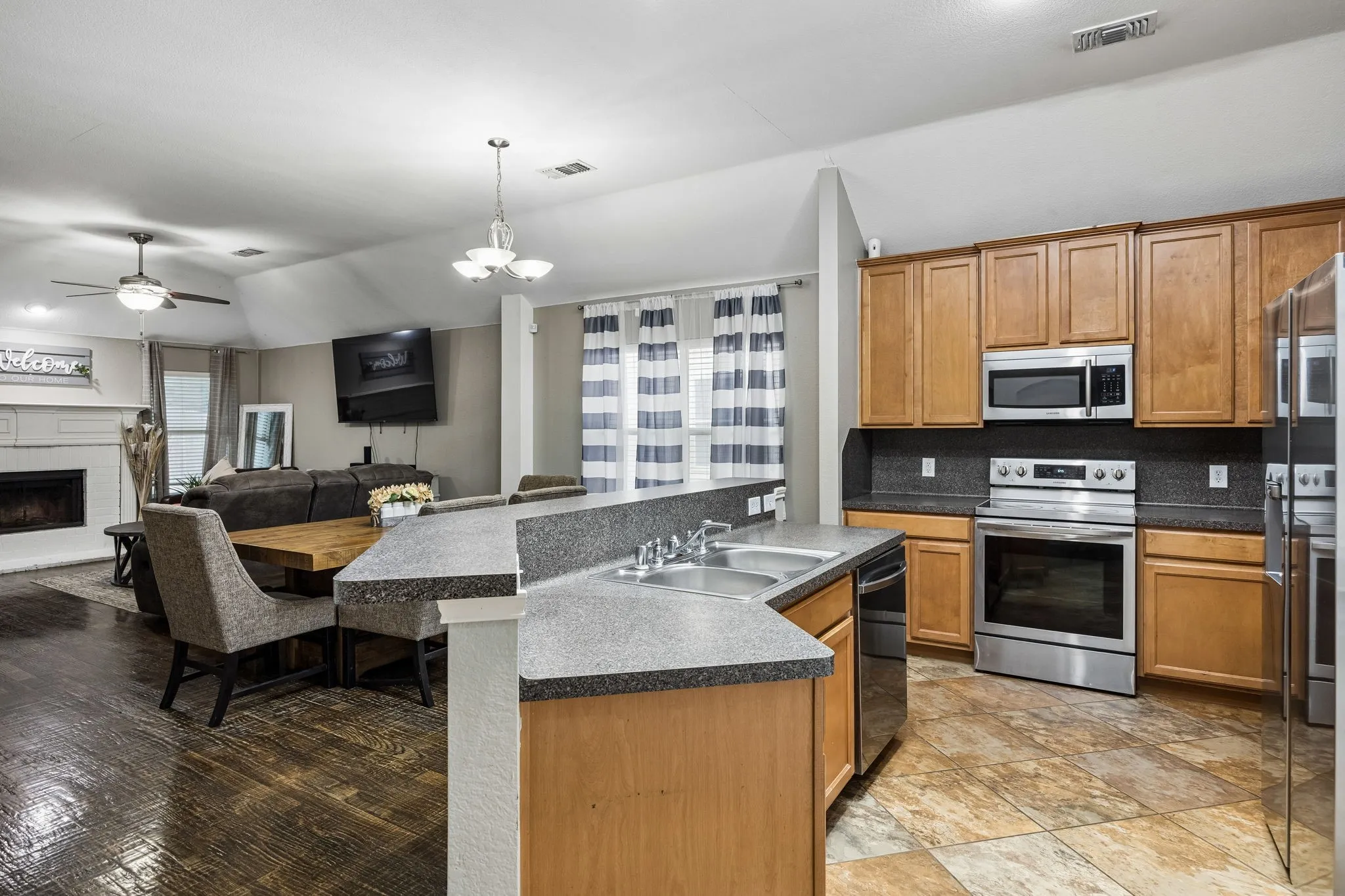 Single Family Residence For Rent in Denton County , 1023 Aviary, Aubrey, Texas 76227, 3 Bedroom, 2 Bathroom, 2 Garage spaces, 1,733 Sqft, built in 2003, mls#21403539, Real Estate Agent in Aubrey, Homes For Rent in Denton county, Homes For Rent in Aubrey, Realtor in Aubrey Texas, Real Estate Brokerage Independent Realty Texas, Luminita Cordes Realtor