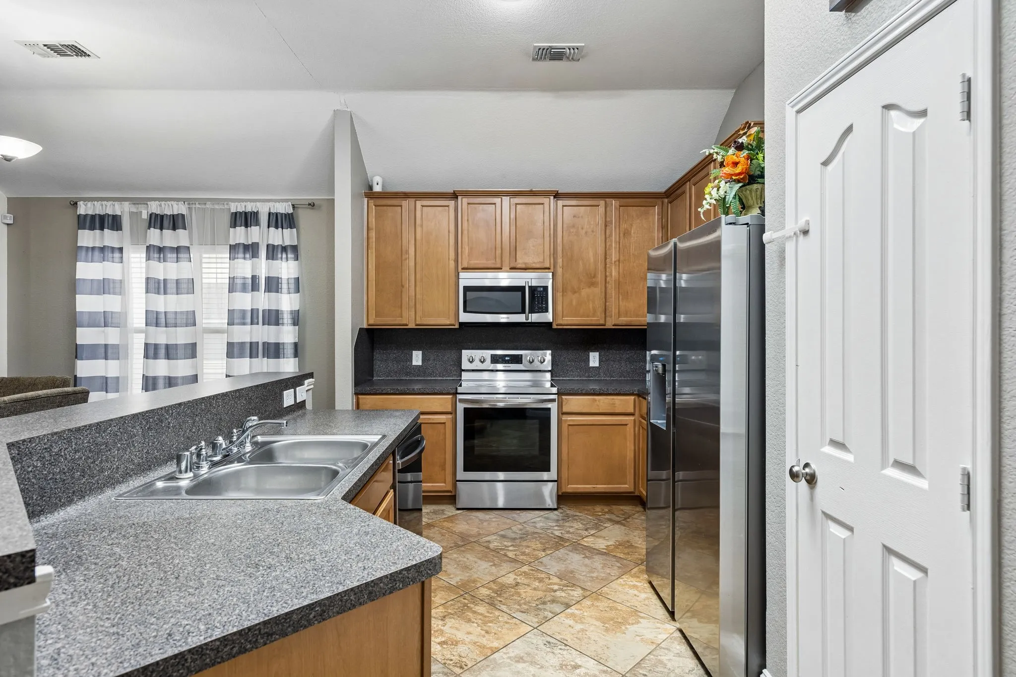 Single Family Residence For Rent in Denton County , 1023 Aviary, Aubrey, Texas 76227, 3 Bedroom, 2 Bathroom, 2 Garage spaces, 1,733 Sqft, built in 2003, mls#21403539, Real Estate Agent in Aubrey, Homes For Rent in Denton county, Homes For Rent in Aubrey, Realtor in Aubrey Texas, Real Estate Brokerage Independent Realty Texas, Luminita Cordes Realtor
