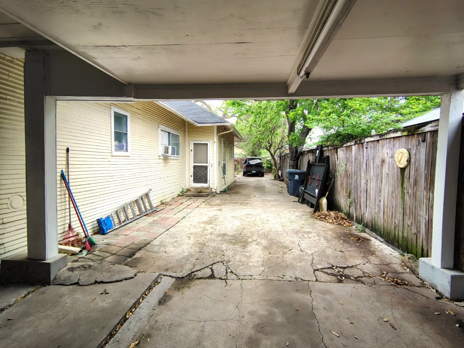 Single Family Residence For Sale in Dallas County , 516 & 518 S Glasgow Drive, Dallas, Texas 75223, 4 Bedroom, 3 Bathroom, Garage spaces, 2,025 Sqft, built in 1915, mls#21403386, Real Estate Agent in Dallas, Homes For Sale in Dallas county, Homes For Sale in Dallas, Realtor in Dallas Texas, Real Estate Brokerage Independent Realty Texas, Luminita Cordes Realtor