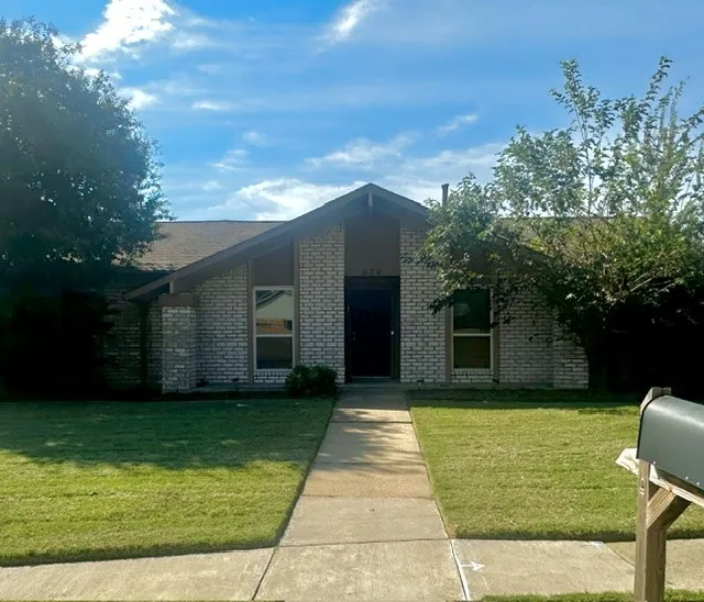 Single Family Residence For Rent in Collin County , 936 Carlsbad Drive, Plano, Texas 75023, 3 Bedroom, 2 Bathroom, 2 Garage spaces, 1,930 Sqft, built in 1979, mls#21402445, Real Estate Agent in Plano, Homes For Rent in Collin county, Homes For Rent in Plano, Realtor in Plano Texas, Real Estate Brokerage Independent Realty Texas, Luminita Cordes Realtor