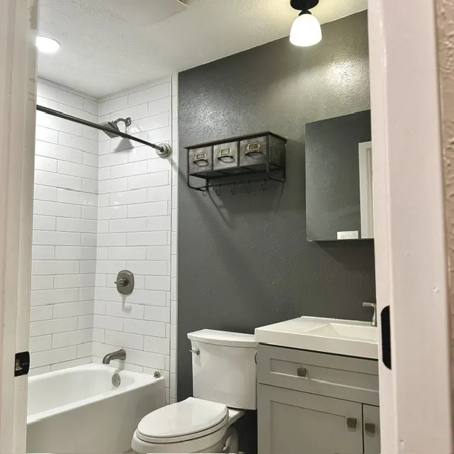 Shared renovated bathroom with tub/shower combo for secondary bedrooms