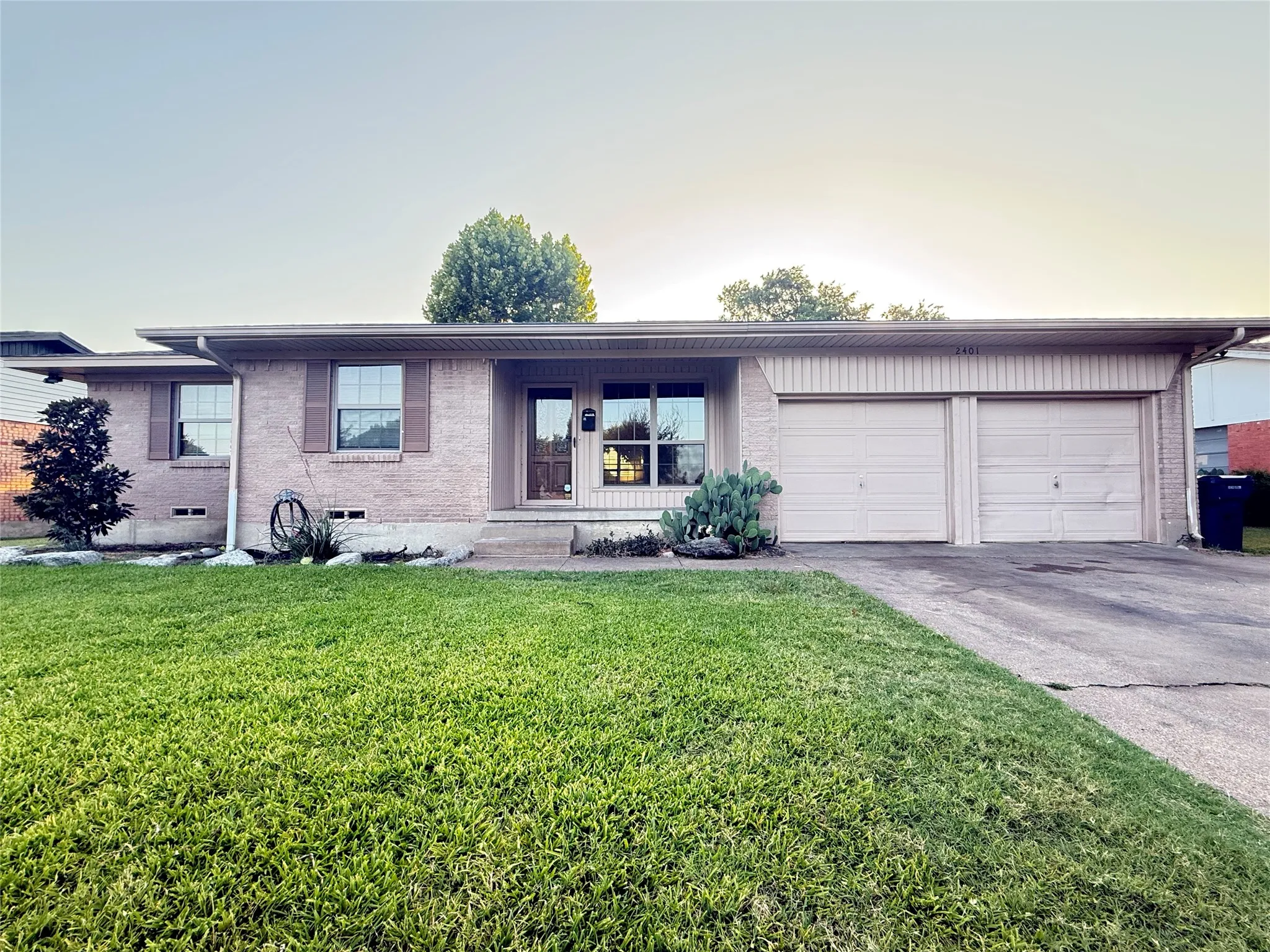 Single Family Residence For Rent in Dallas County , 2401 Patricia Lane, Garland, Texas 75041, 3 Bedroom, 2 Bathroom, 2 Garage spaces, 1,390 Sqft, built in 1959, mls#21403547, Real Estate Agent in Garland, Homes For Rent in Dallas county, Homes For Rent in Garland, Realtor in Garland Texas, Real Estate Brokerage Independent Realty Texas, Luminita Cordes Realtor
