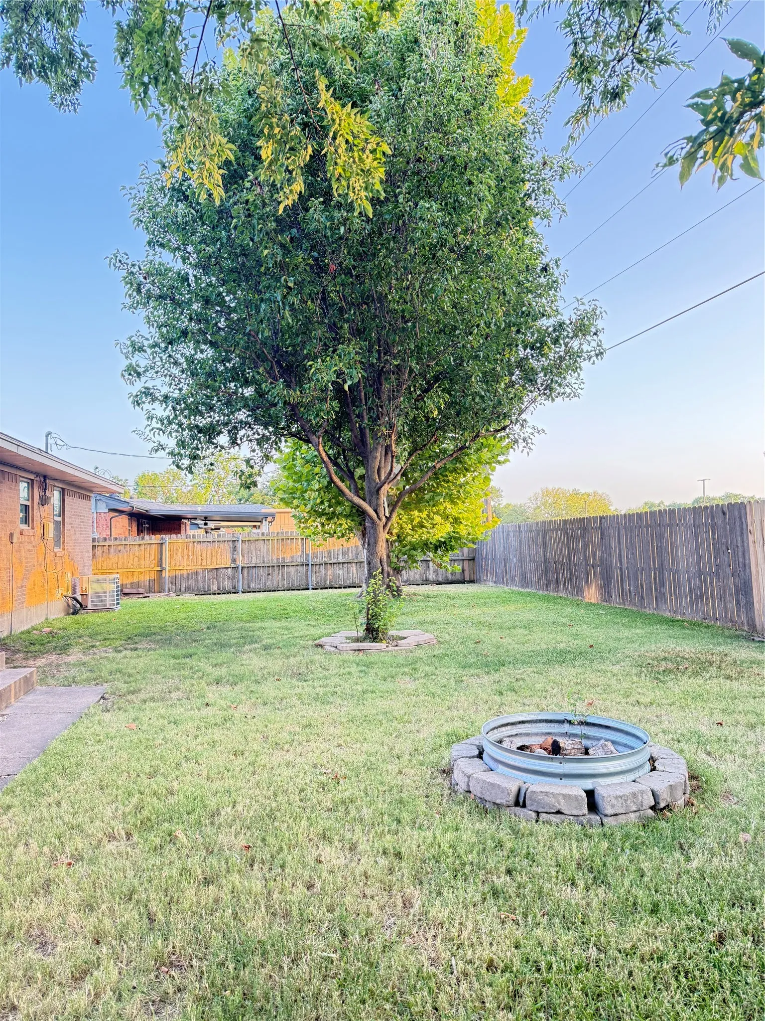 Single Family Residence For Rent in Dallas County , 2401 Patricia Lane, Garland, Texas 75041, 3 Bedroom, 2 Bathroom, 2 Garage spaces, 1,390 Sqft, built in 1959, mls#21403547, Real Estate Agent in Garland, Homes For Rent in Dallas county, Homes For Rent in Garland, Realtor in Garland Texas, Real Estate Brokerage Independent Realty Texas, Luminita Cordes Realtor