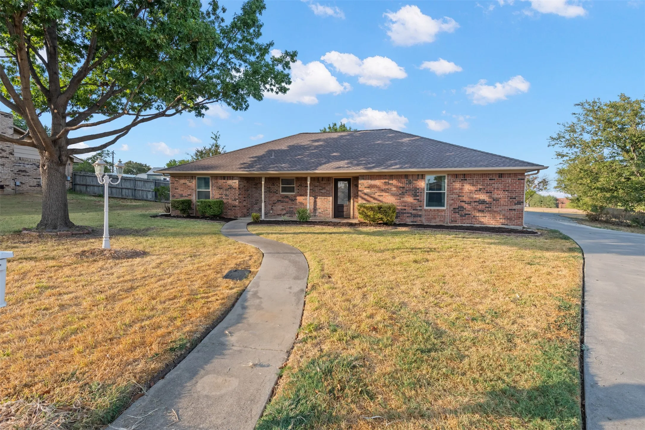 Single Family Residence For Sale in Denton County , 911 Clearview Street, Krum, Texas 76249, 4 Bedroom, 3 Bathroom, 3 Garage spaces, 2,911 Sqft, built in 1984, mls#21402271, Real Estate Agent in Krum, Homes For Sale in Denton county, Homes For Sale in Krum, Realtor in Krum Texas, Real Estate Brokerage Independent Realty Texas, Luminita Cordes Realtor
