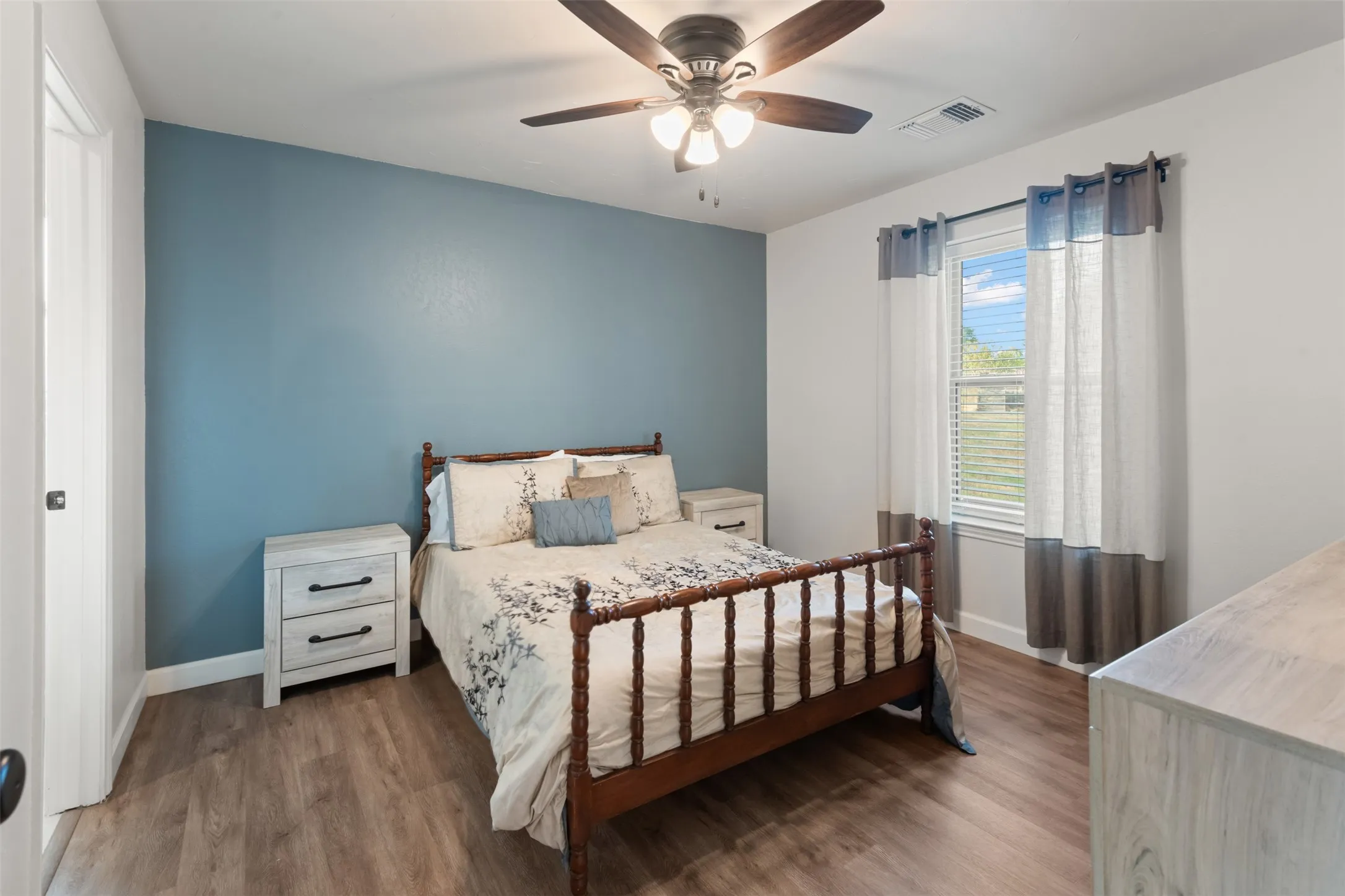 Single Family Residence For Sale in Denton County , 911 Clearview Street, Krum, Texas 76249, 4 Bedroom, 3 Bathroom, 3 Garage spaces, 2,911 Sqft, built in 1984, mls#21402271, Real Estate Agent in Krum, Homes For Sale in Denton county, Homes For Sale in Krum, Realtor in Krum Texas, Real Estate Brokerage Independent Realty Texas, Luminita Cordes Realtor