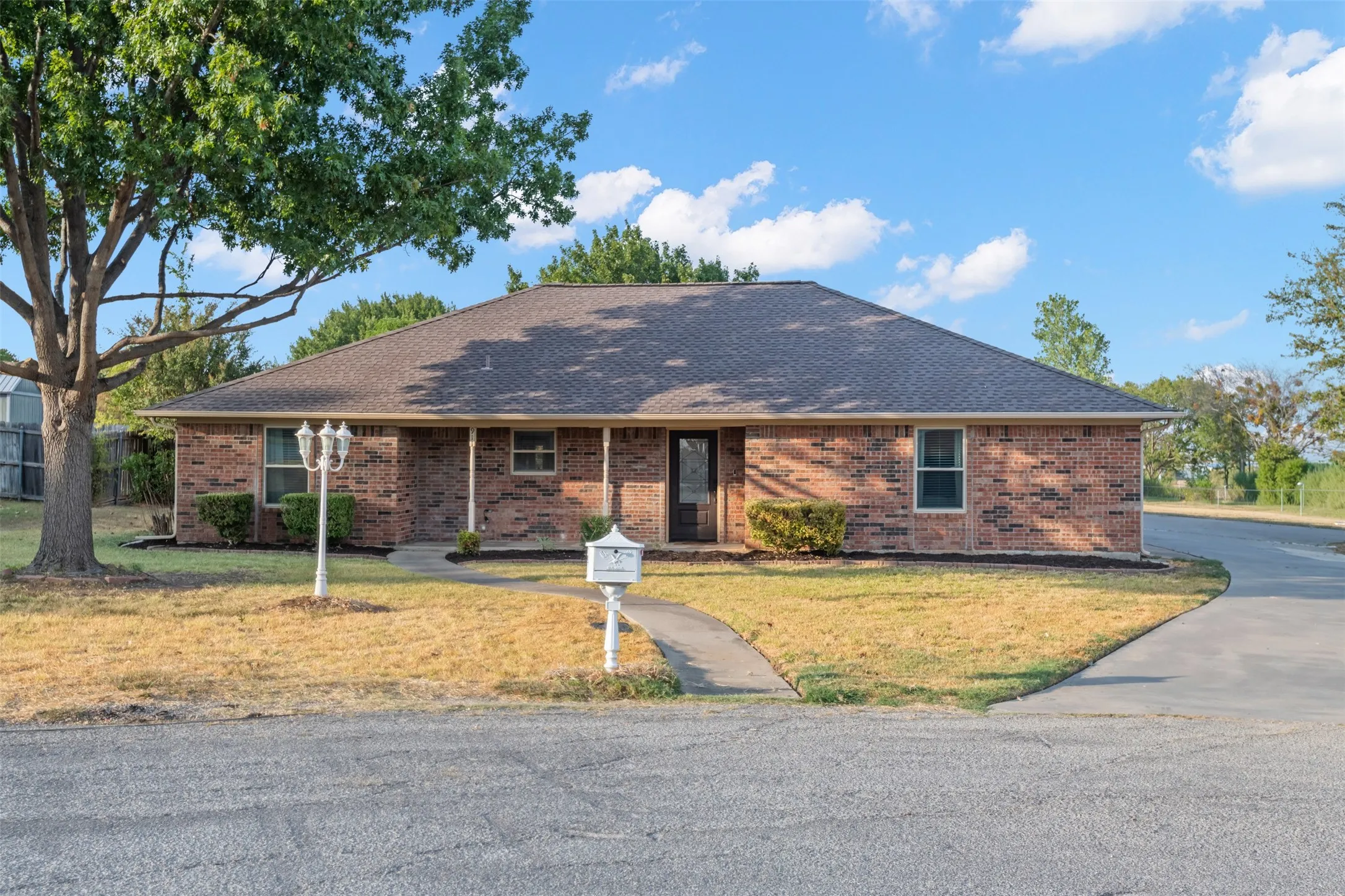 Single Family Residence For Sale in Denton County , 911 Clearview Street, Krum, Texas 76249, 4 Bedroom, 3 Bathroom, 3 Garage spaces, 2,911 Sqft, built in 1984, mls#21402271, Real Estate Agent in Krum, Homes For Sale in Denton county, Homes For Sale in Krum, Realtor in Krum Texas, Real Estate Brokerage Independent Realty Texas, Luminita Cordes Realtor