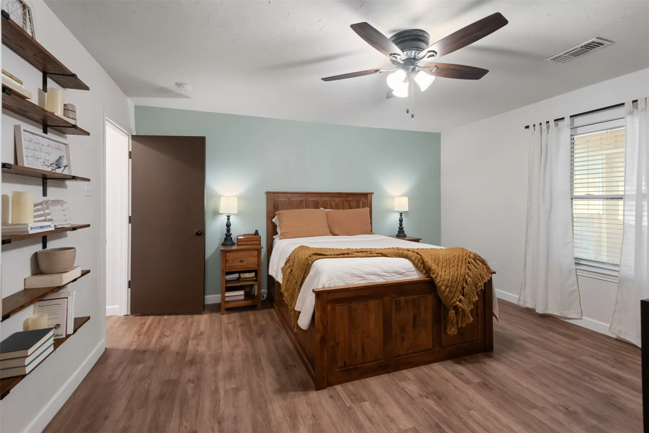 Single Family Residence For Sale in Denton County , 911 Clearview Street, Krum, Texas 76249, 4 Bedroom, 3 Bathroom, 3 Garage spaces, 2,911 Sqft, built in 1984, mls#21402271, Real Estate Agent in Krum, Homes For Sale in Denton county, Homes For Sale in Krum, Realtor in Krum Texas, Real Estate Brokerage Independent Realty Texas, Luminita Cordes Realtor