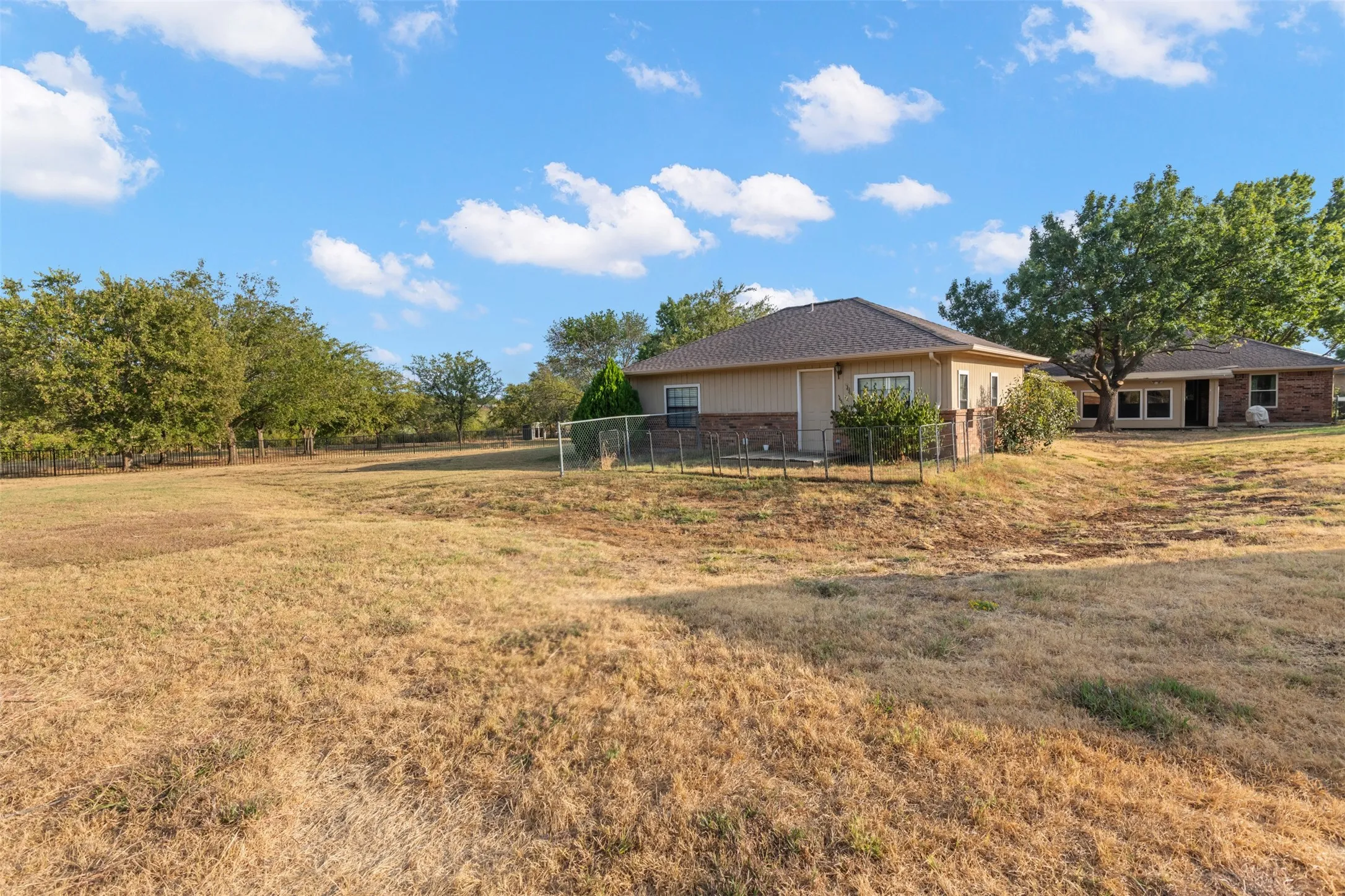 Single Family Residence For Sale in Denton County , 911 Clearview Street, Krum, Texas 76249, 4 Bedroom, 3 Bathroom, 3 Garage spaces, 2,911 Sqft, built in 1984, mls#21402271, Real Estate Agent in Krum, Homes For Sale in Denton county, Homes For Sale in Krum, Realtor in Krum Texas, Real Estate Brokerage Independent Realty Texas, Luminita Cordes Realtor