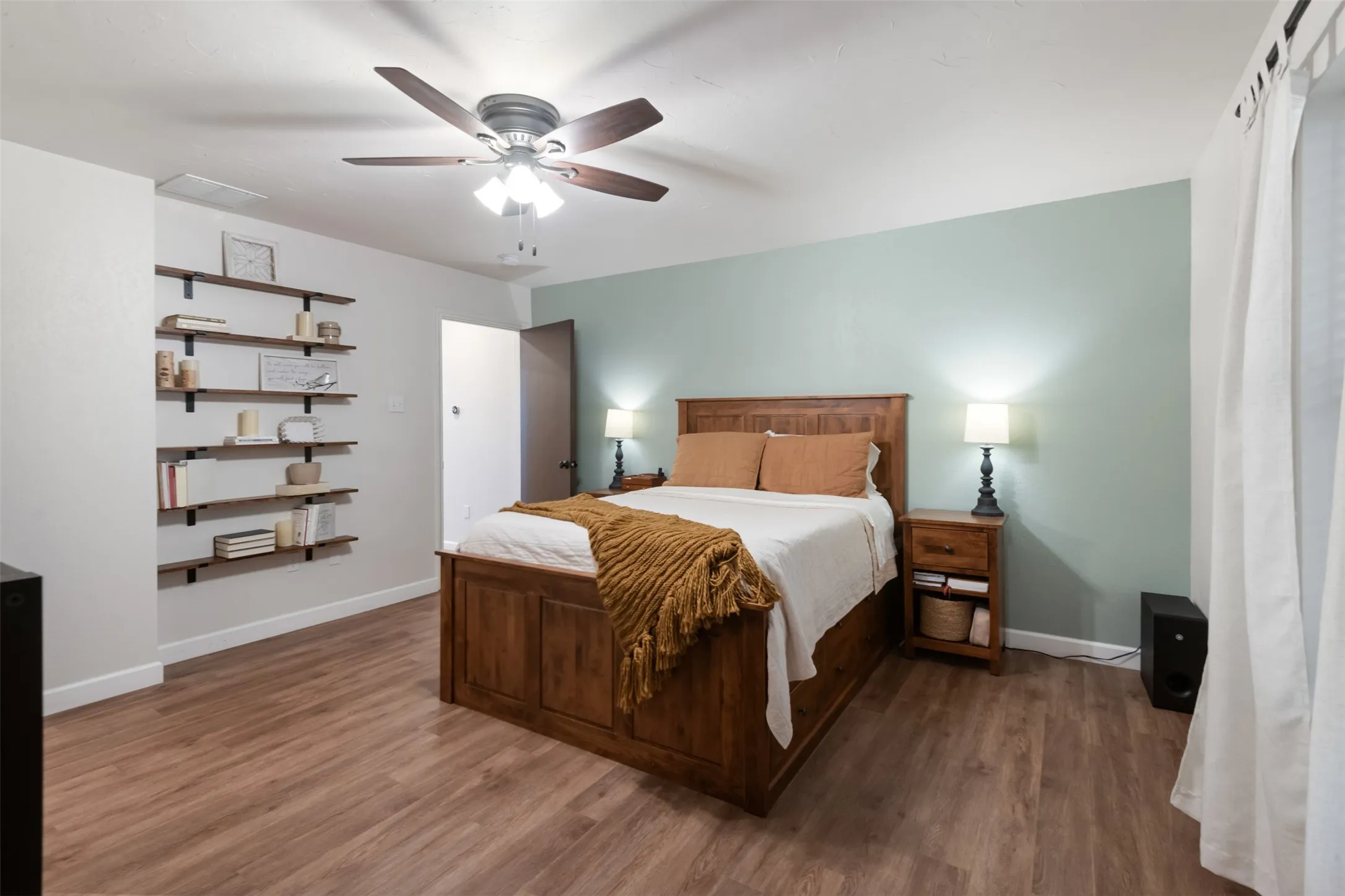 Single Family Residence For Sale in Denton County , 911 Clearview Street, Krum, Texas 76249, 4 Bedroom, 3 Bathroom, 3 Garage spaces, 2,911 Sqft, built in 1984, mls#21402271, Real Estate Agent in Krum, Homes For Sale in Denton county, Homes For Sale in Krum, Realtor in Krum Texas, Real Estate Brokerage Independent Realty Texas, Luminita Cordes Realtor