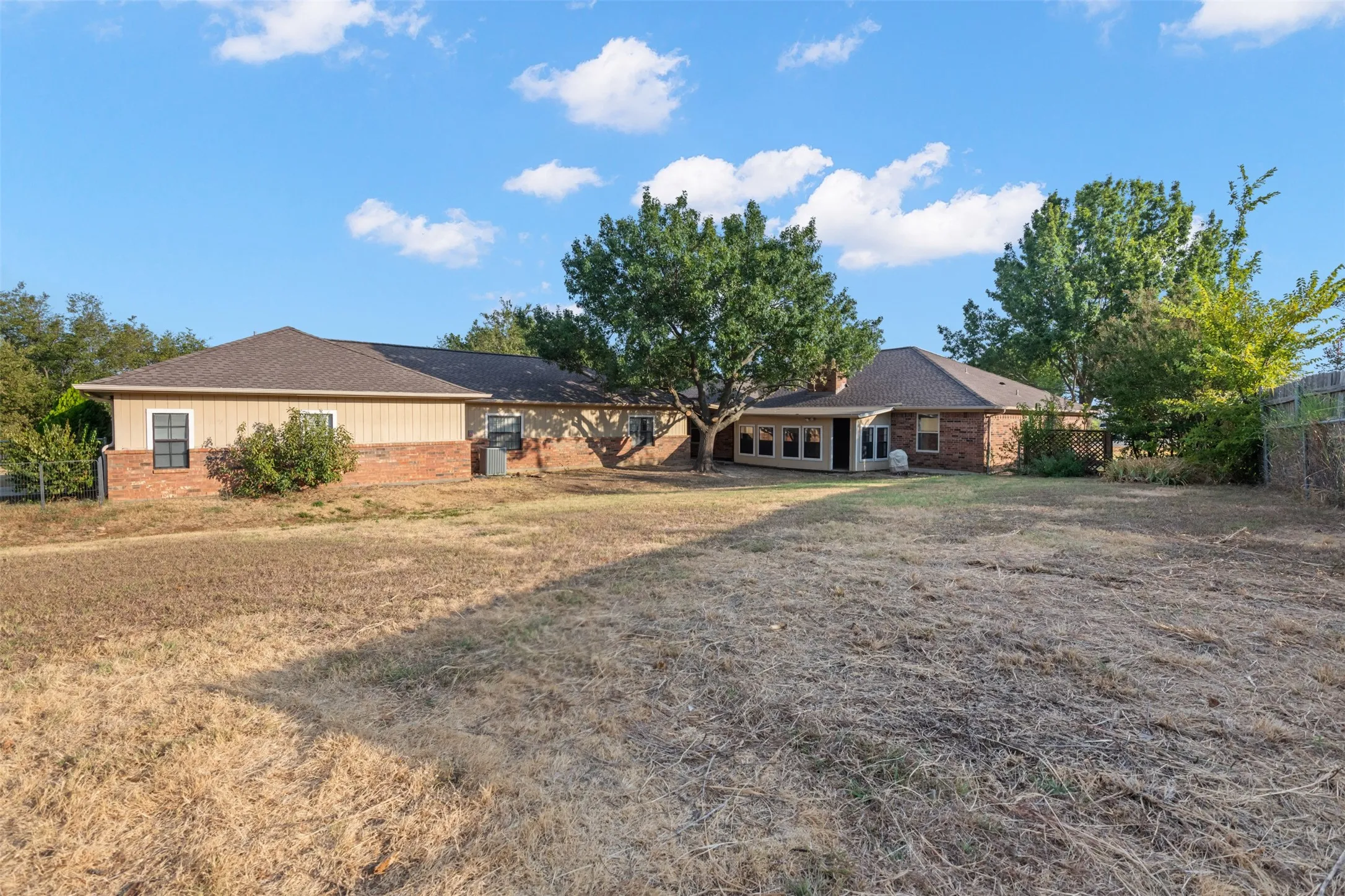 Single Family Residence For Sale in Denton County , 911 Clearview Street, Krum, Texas 76249, 4 Bedroom, 3 Bathroom, 3 Garage spaces, 2,911 Sqft, built in 1984, mls#21402271, Real Estate Agent in Krum, Homes For Sale in Denton county, Homes For Sale in Krum, Realtor in Krum Texas, Real Estate Brokerage Independent Realty Texas, Luminita Cordes Realtor