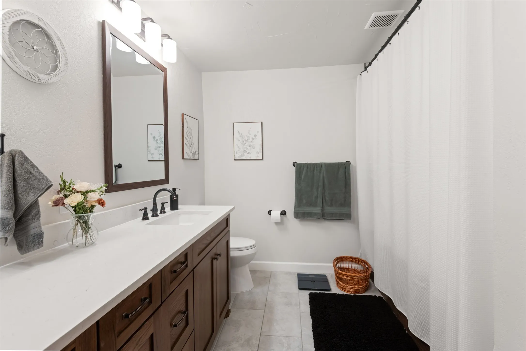 Single Family Residence For Sale in Denton County , 911 Clearview Street, Krum, Texas 76249, 4 Bedroom, 3 Bathroom, 3 Garage spaces, 2,911 Sqft, built in 1984, mls#21402271, Real Estate Agent in Krum, Homes For Sale in Denton county, Homes For Sale in Krum, Realtor in Krum Texas, Real Estate Brokerage Independent Realty Texas, Luminita Cordes Realtor