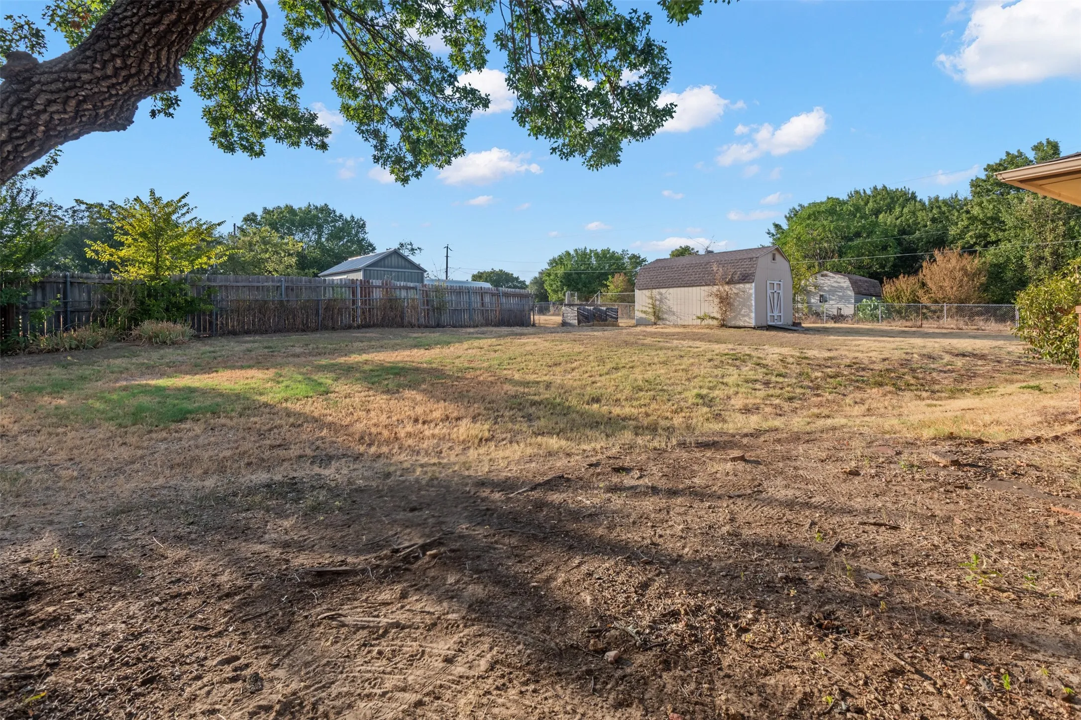 Single Family Residence For Sale in Denton County , 911 Clearview Street, Krum, Texas 76249, 4 Bedroom, 3 Bathroom, 3 Garage spaces, 2,911 Sqft, built in 1984, mls#21402271, Real Estate Agent in Krum, Homes For Sale in Denton county, Homes For Sale in Krum, Realtor in Krum Texas, Real Estate Brokerage Independent Realty Texas, Luminita Cordes Realtor