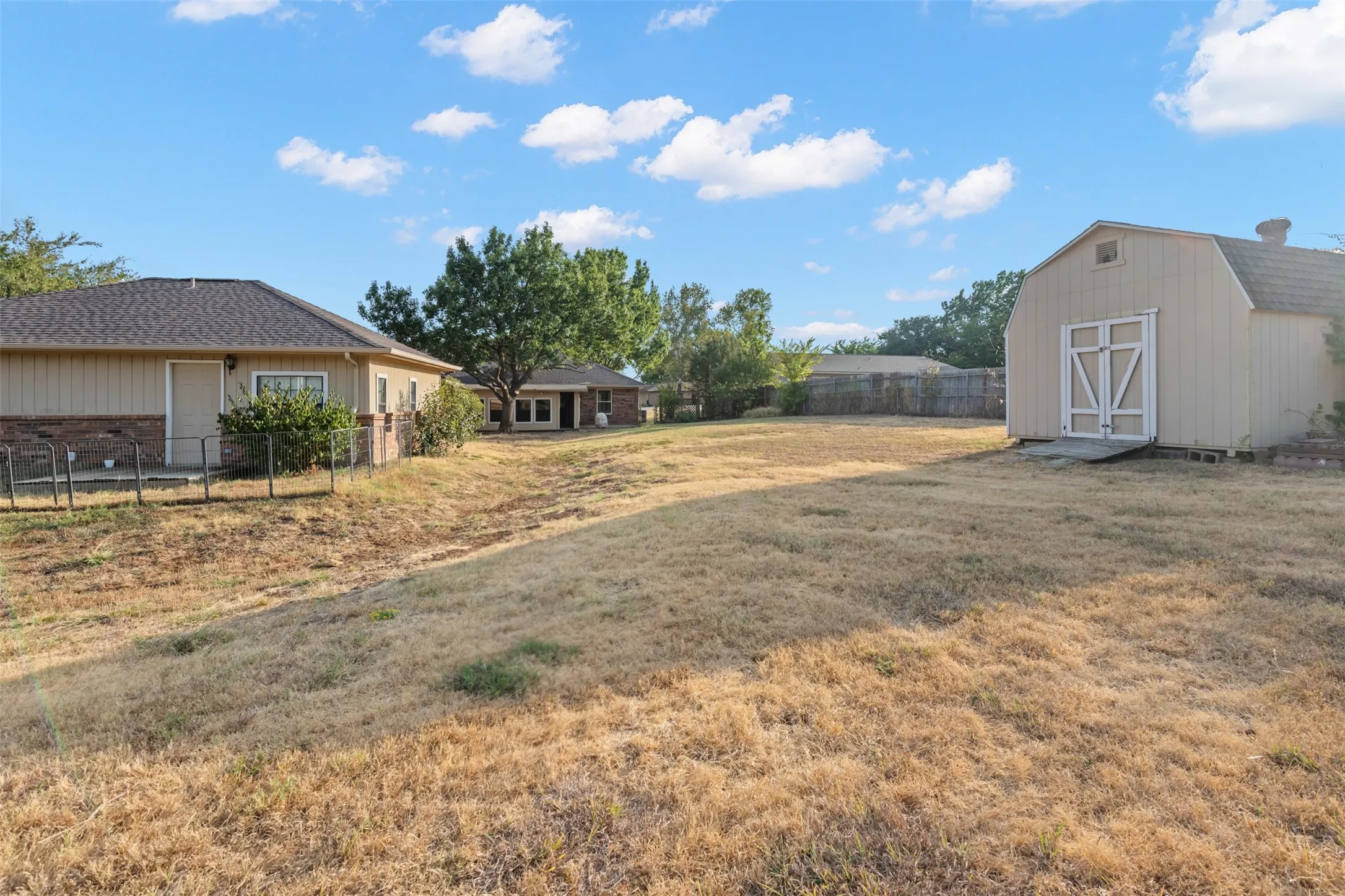 Single Family Residence For Sale in Denton County , 911 Clearview Street, Krum, Texas 76249, 4 Bedroom, 3 Bathroom, 3 Garage spaces, 2,911 Sqft, built in 1984, mls#21402271, Real Estate Agent in Krum, Homes For Sale in Denton county, Homes For Sale in Krum, Realtor in Krum Texas, Real Estate Brokerage Independent Realty Texas, Luminita Cordes Realtor