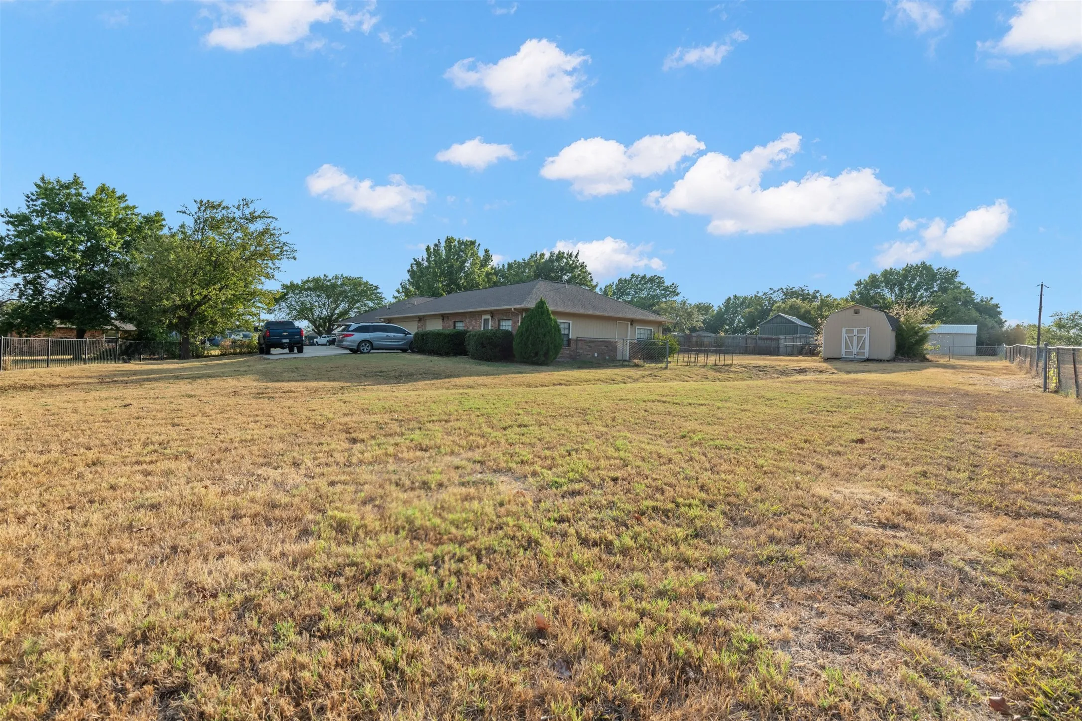 Single Family Residence For Sale in Denton County , 911 Clearview Street, Krum, Texas 76249, 4 Bedroom, 3 Bathroom, 3 Garage spaces, 2,911 Sqft, built in 1984, mls#21402271, Real Estate Agent in Krum, Homes For Sale in Denton county, Homes For Sale in Krum, Realtor in Krum Texas, Real Estate Brokerage Independent Realty Texas, Luminita Cordes Realtor