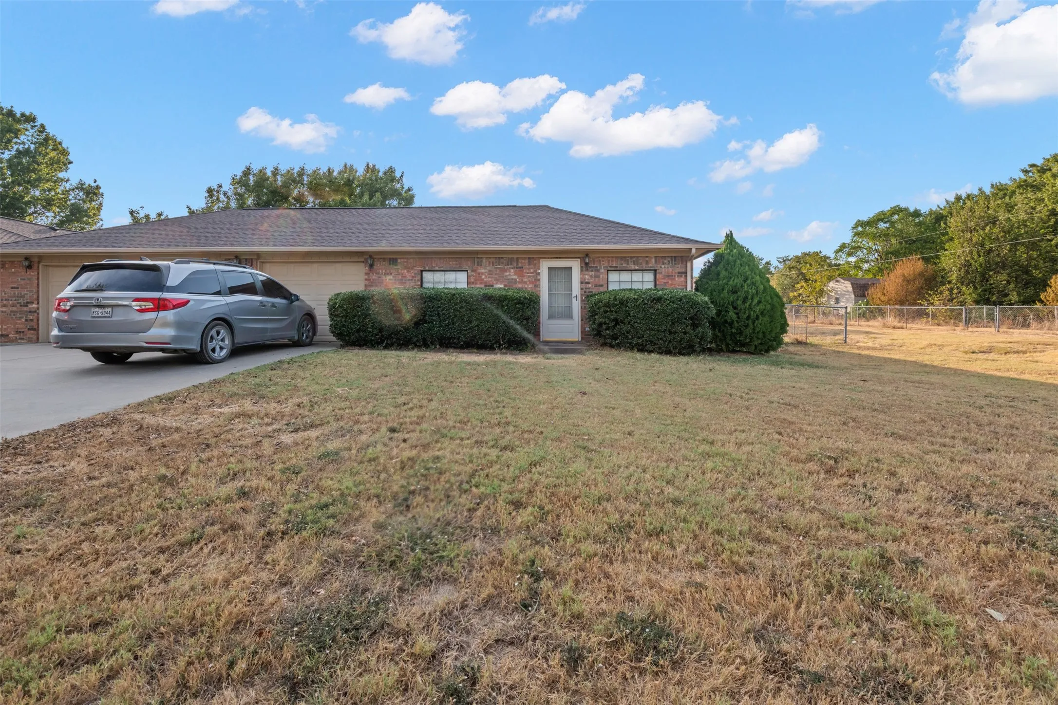 Single Family Residence For Sale in Denton County , 911 Clearview Street, Krum, Texas 76249, 4 Bedroom, 3 Bathroom, 3 Garage spaces, 2,911 Sqft, built in 1984, mls#21402271, Real Estate Agent in Krum, Homes For Sale in Denton county, Homes For Sale in Krum, Realtor in Krum Texas, Real Estate Brokerage Independent Realty Texas, Luminita Cordes Realtor