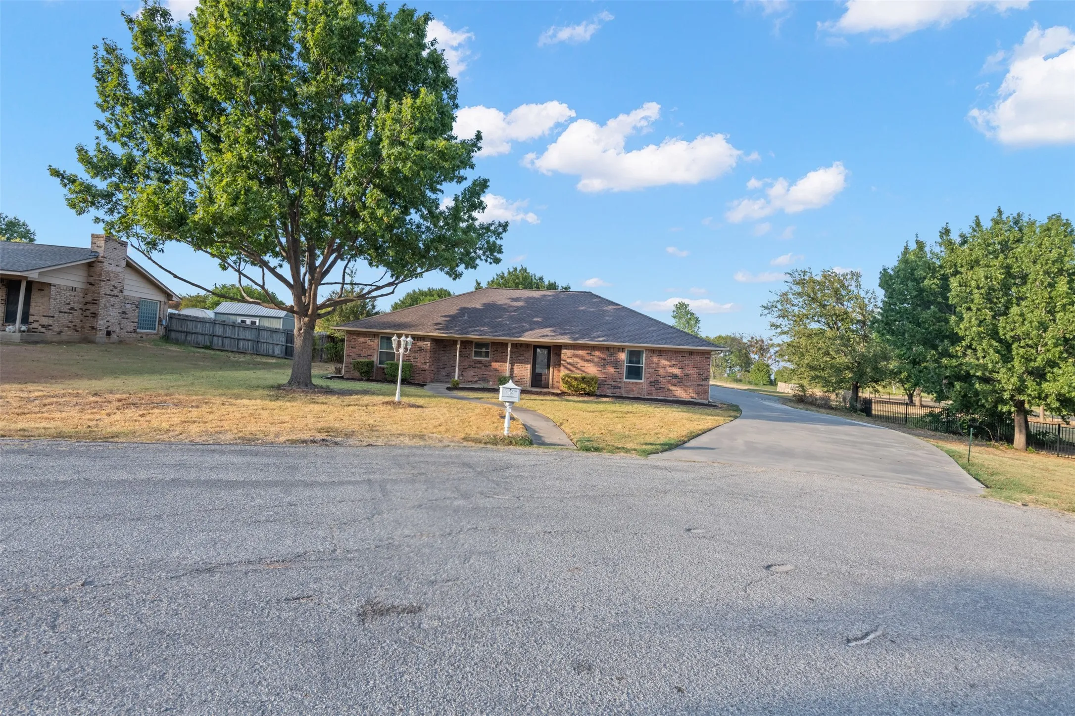 Single Family Residence For Sale in Denton County , 911 Clearview Street, Krum, Texas 76249, 4 Bedroom, 3 Bathroom, 3 Garage spaces, 2,911 Sqft, built in 1984, mls#21402271, Real Estate Agent in Krum, Homes For Sale in Denton county, Homes For Sale in Krum, Realtor in Krum Texas, Real Estate Brokerage Independent Realty Texas, Luminita Cordes Realtor