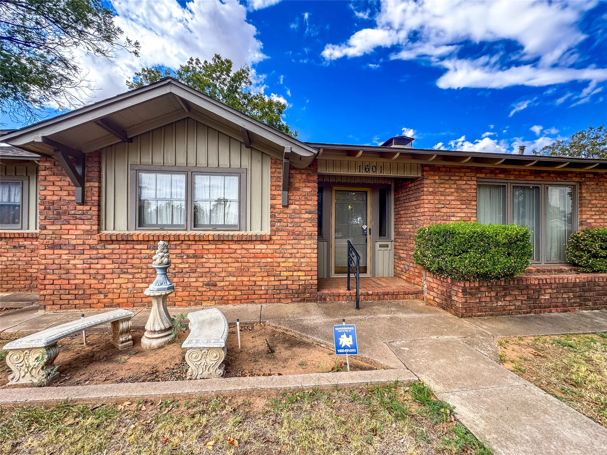 Single Family Residence For Sale in Haskell County , 1601 N Avenue F, Haskell, Texas 79521, 5 Bedroom, 4 Bathroom, 3 Garage spaces, 3,366 Sqft, built in 1958, mls#21362694, Real Estate Agent in Haskell, Homes For Sale in Haskell county, Homes For Sale in Haskell, Realtor in Haskell Texas, Real Estate Brokerage Independent Realty Texas, Luminita Cordes Realtor