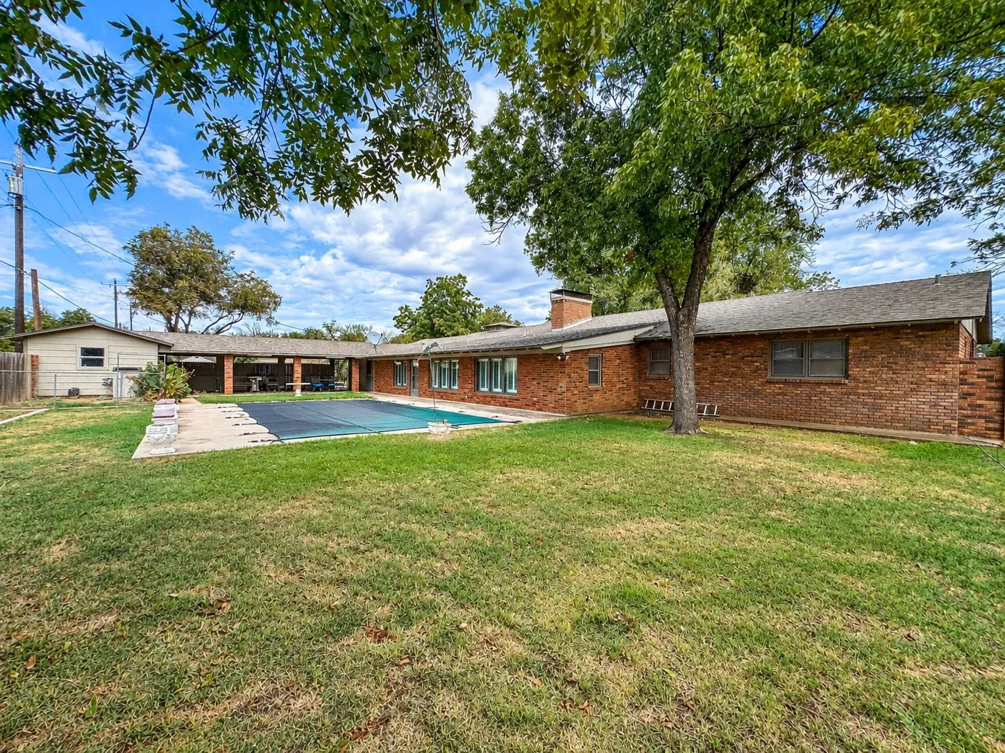 Single Family Residence For Sale in Haskell County , 1601 N Avenue F, Haskell, Texas 79521, 5 Bedroom, 4 Bathroom, 3 Garage spaces, 3,366 Sqft, built in 1958, mls#21362694, Real Estate Agent in Haskell, Homes For Sale in Haskell county, Homes For Sale in Haskell, Realtor in Haskell Texas, Real Estate Brokerage Independent Realty Texas, Luminita Cordes Realtor