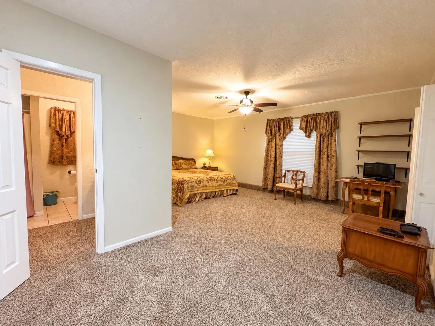 Single Family Residence For Sale in Haskell County , 1601 N Avenue F, Haskell, Texas 79521, 5 Bedroom, 4 Bathroom, 3 Garage spaces, 3,366 Sqft, built in 1958, mls#21362694, Real Estate Agent in Haskell, Homes For Sale in Haskell county, Homes For Sale in Haskell, Realtor in Haskell Texas, Real Estate Brokerage Independent Realty Texas, Luminita Cordes Realtor