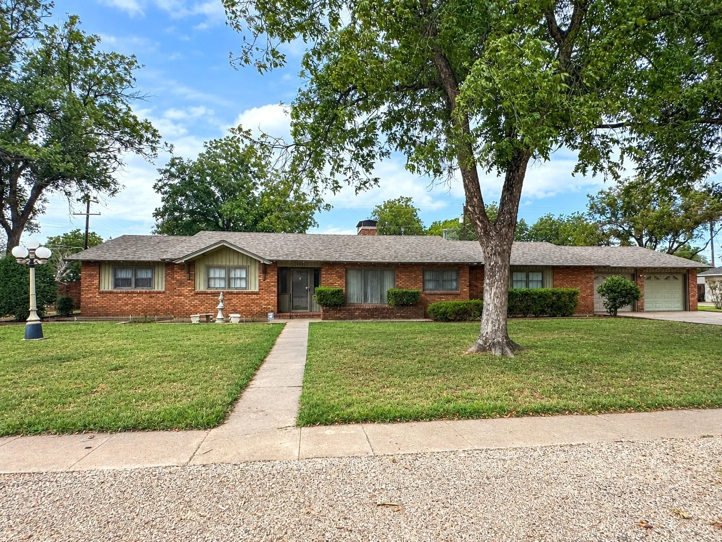 Single Family Residence For Sale in Haskell County , 1601 N Avenue F, Haskell, Texas 79521, 5 Bedroom, 4 Bathroom, 3 Garage spaces, 3,366 Sqft, built in 1958, mls#21362694, Real Estate Agent in Haskell, Homes For Sale in Haskell county, Homes For Sale in Haskell, Realtor in Haskell Texas, Real Estate Brokerage Independent Realty Texas, Luminita Cordes Realtor