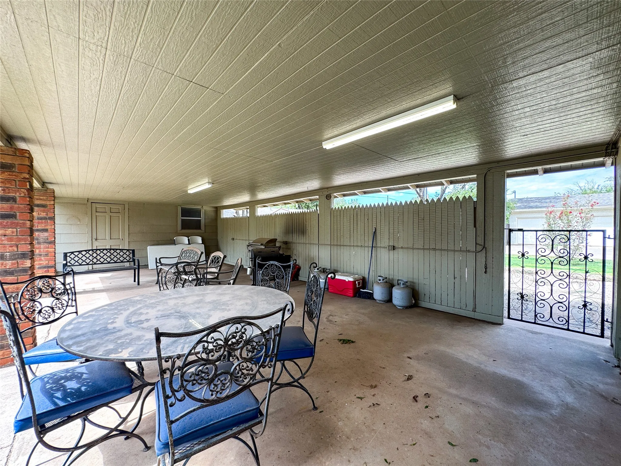 Single Family Residence For Sale in Haskell County , 1601 N Avenue F, Haskell, Texas 79521, 5 Bedroom, 4 Bathroom, 3 Garage spaces, 3,366 Sqft, built in 1958, mls#21362694, Real Estate Agent in Haskell, Homes For Sale in Haskell county, Homes For Sale in Haskell, Realtor in Haskell Texas, Real Estate Brokerage Independent Realty Texas, Luminita Cordes Realtor