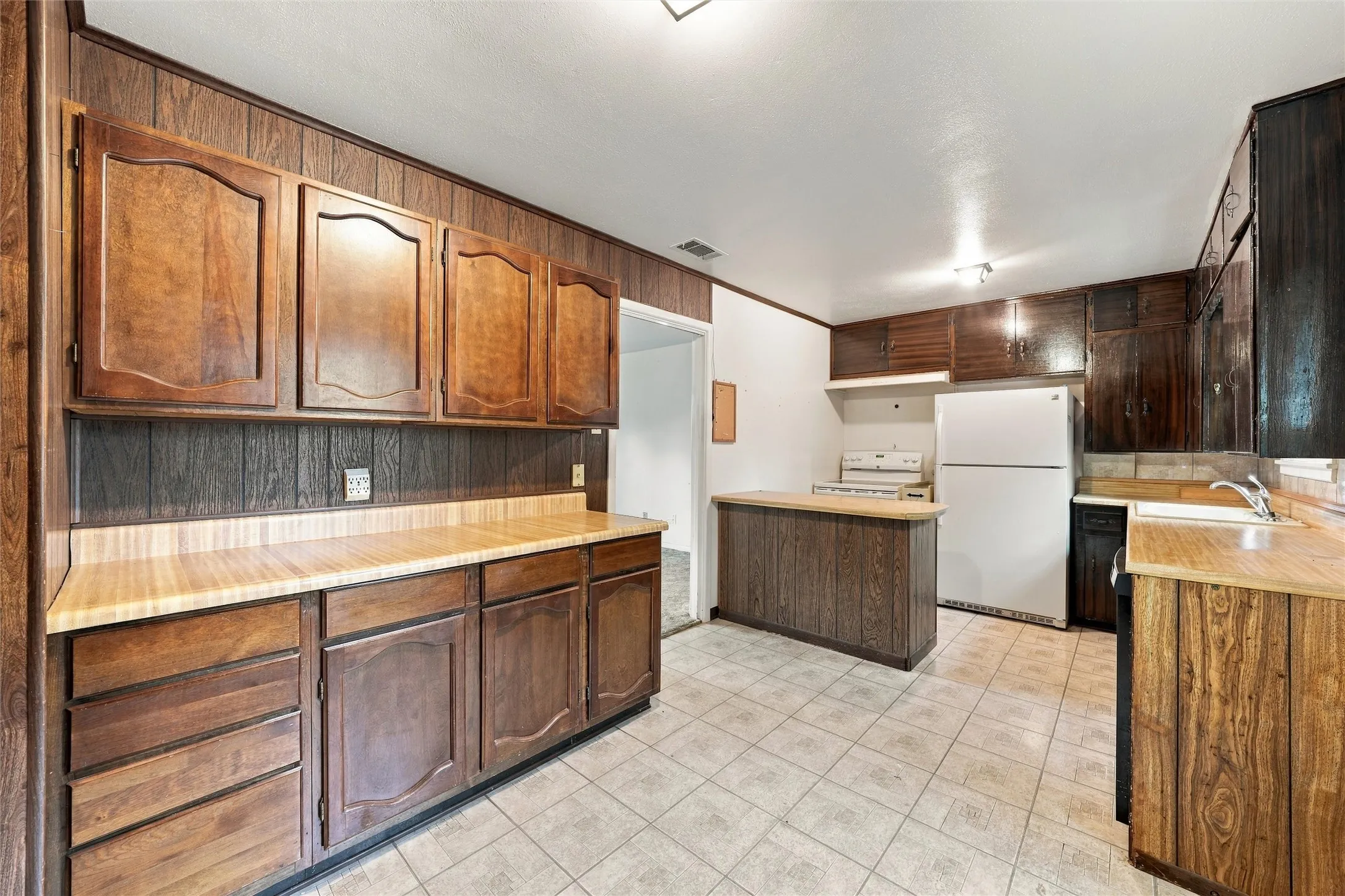 Single Family Residence For Sale in Mc Lennan County , 1806 Rambler Drive, Waco, Texas 76710, 3 Bedroom, 2 Bathroom, Garage spaces, 1,400 Sqft, built in 1957, mls#21403570, Real Estate Agent in Waco, Homes For Sale in Mc Lennan county, Homes For Sale in Waco, Realtor in Waco Texas, Real Estate Brokerage Independent Realty Texas, Luminita Cordes Realtor