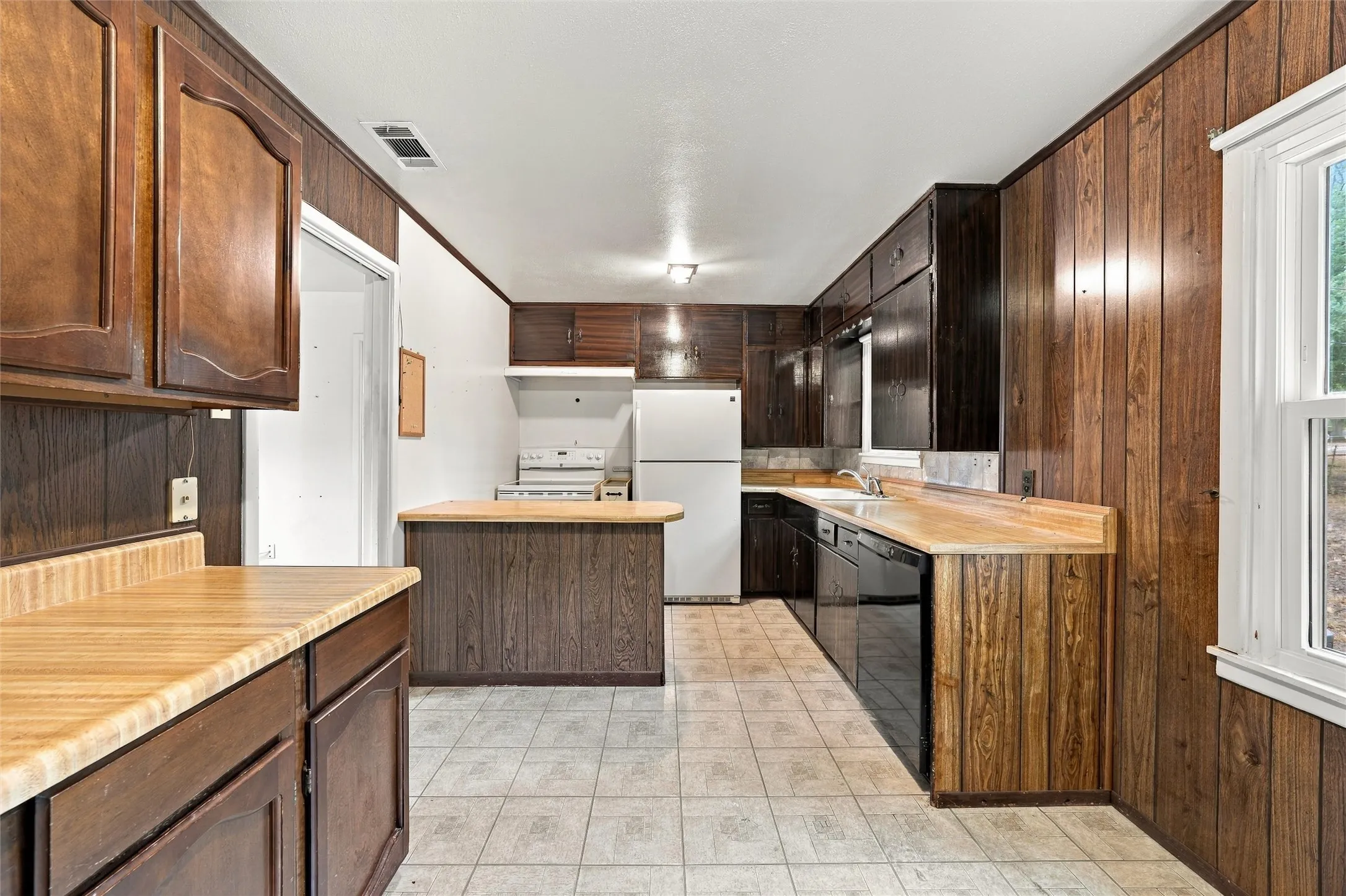 Single Family Residence For Sale in Mc Lennan County , 1806 Rambler Drive, Waco, Texas 76710, 3 Bedroom, 2 Bathroom, Garage spaces, 1,400 Sqft, built in 1957, mls#21403570, Real Estate Agent in Waco, Homes For Sale in Mc Lennan county, Homes For Sale in Waco, Realtor in Waco Texas, Real Estate Brokerage Independent Realty Texas, Luminita Cordes Realtor