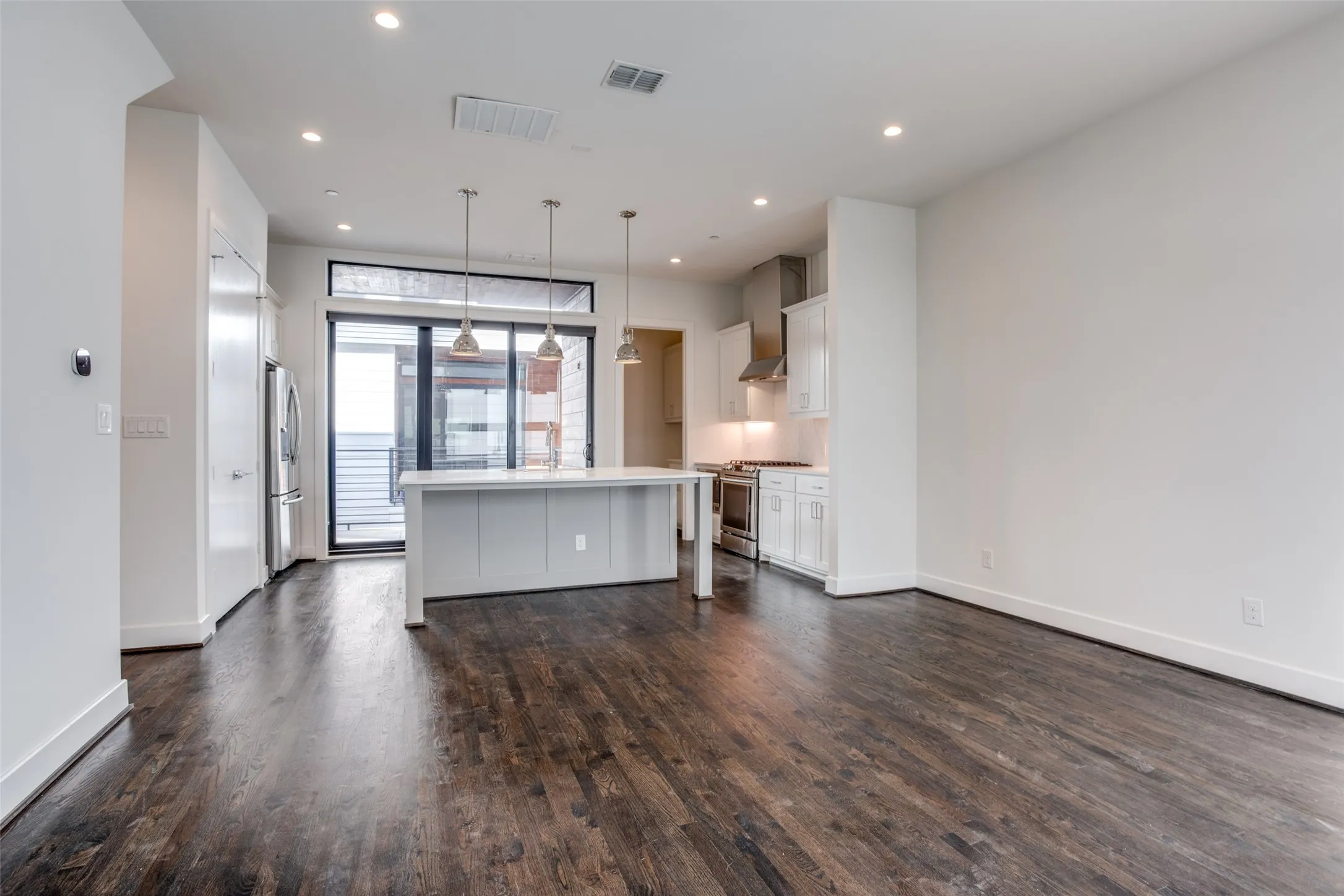 Townhouse For Rent in Dallas County , 2215 Moser Avenue 102, Dallas, Texas 75206, 2 Bedroom, 3 Bathroom, 2 Garage spaces, 1,476 Sqft, built in 2018, mls#21403582, Real Estate Agent in Dallas, Homes For Rent in Dallas county, Homes For Rent in Dallas, Realtor in Dallas Texas, Real Estate Brokerage Independent Realty Texas, Luminita Cordes Realtor