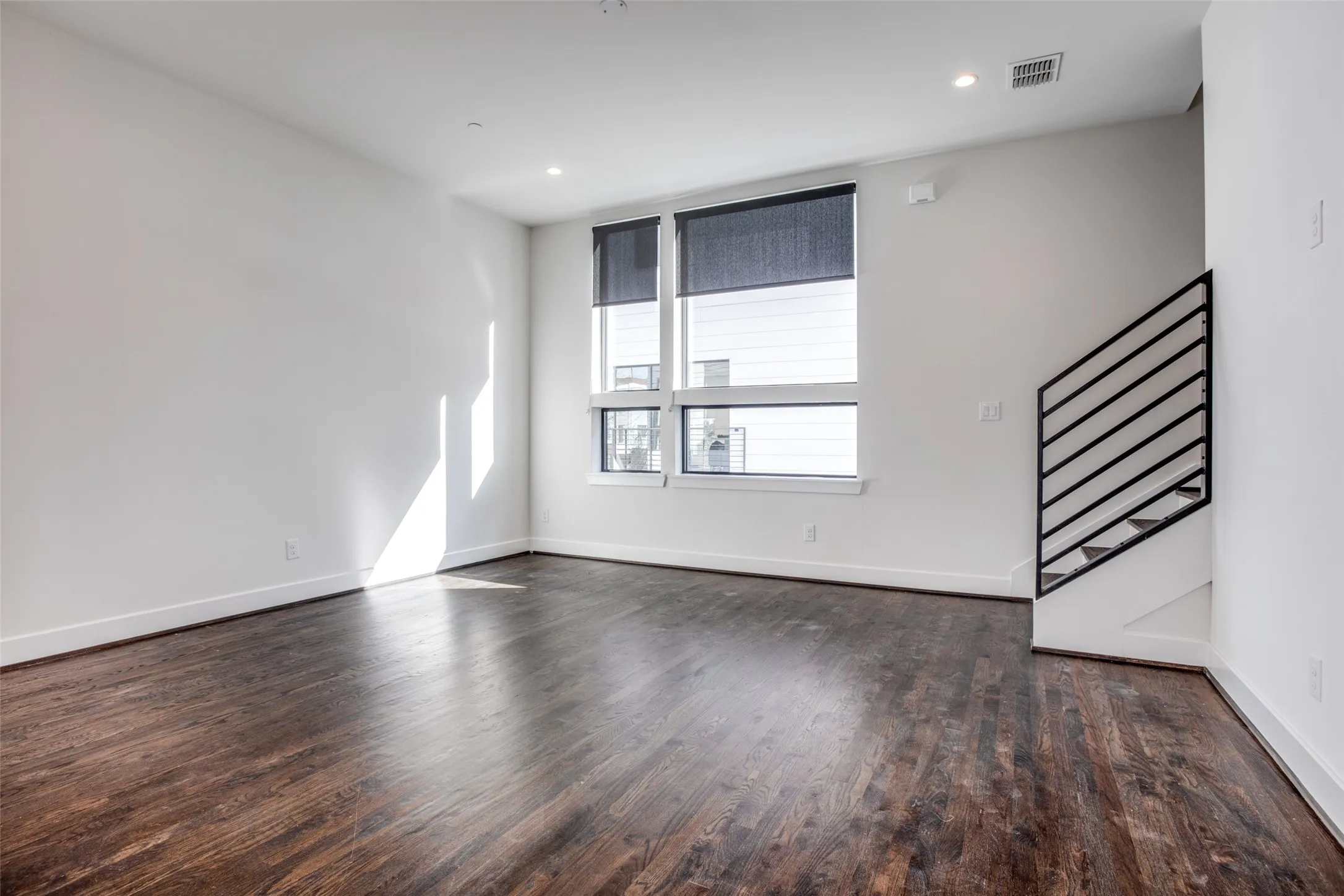 Townhouse For Rent in Dallas County , 2215 Moser Avenue 102, Dallas, Texas 75206, 2 Bedroom, 3 Bathroom, 2 Garage spaces, 1,476 Sqft, built in 2018, mls#21403582, Real Estate Agent in Dallas, Homes For Rent in Dallas county, Homes For Rent in Dallas, Realtor in Dallas Texas, Real Estate Brokerage Independent Realty Texas, Luminita Cordes Realtor