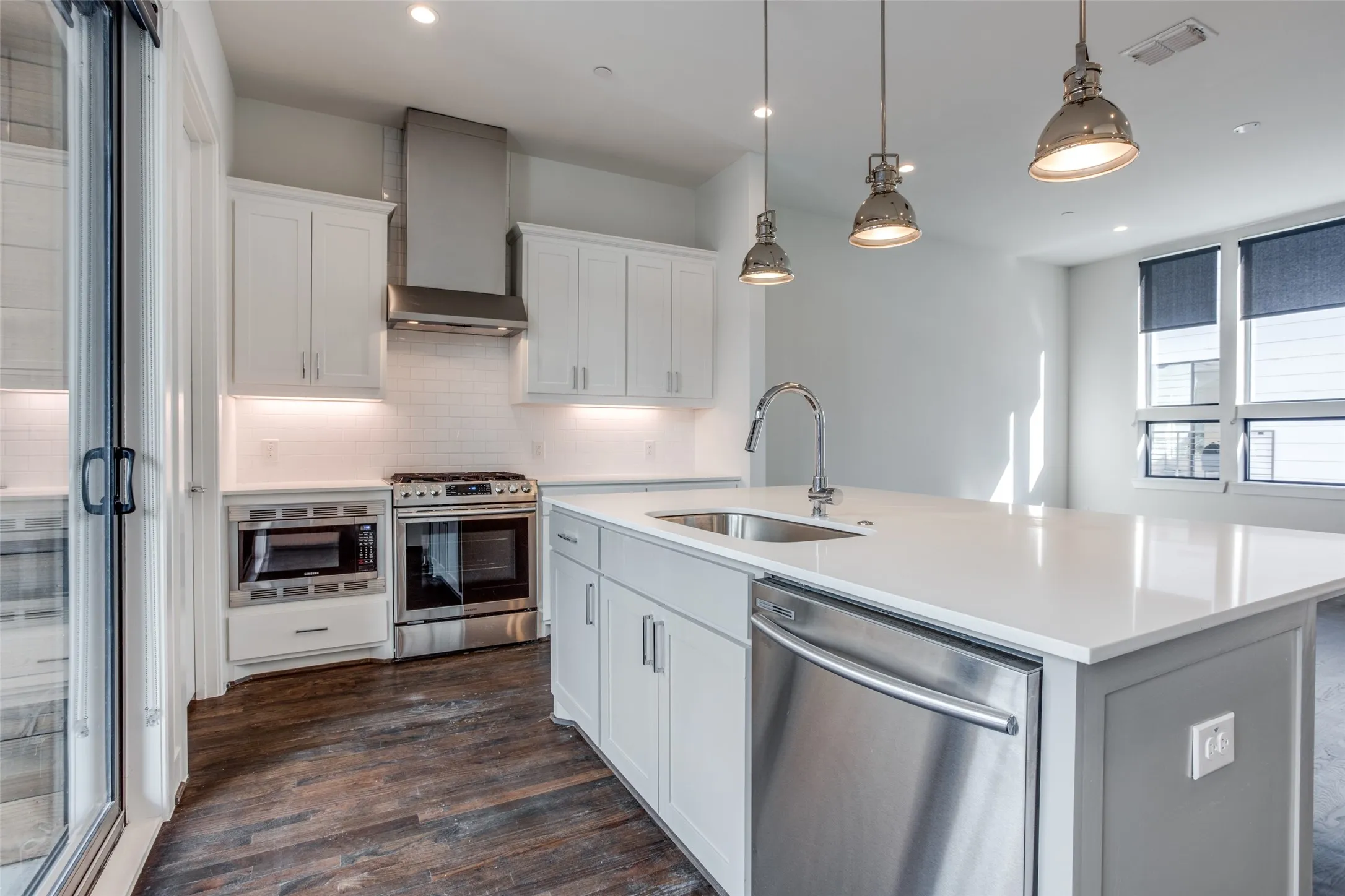 Townhouse For Rent in Dallas County , 2215 Moser Avenue 102, Dallas, Texas 75206, 2 Bedroom, 3 Bathroom, 2 Garage spaces, 1,476 Sqft, built in 2018, mls#21403582, Real Estate Agent in Dallas, Homes For Rent in Dallas county, Homes For Rent in Dallas, Realtor in Dallas Texas, Real Estate Brokerage Independent Realty Texas, Luminita Cordes Realtor