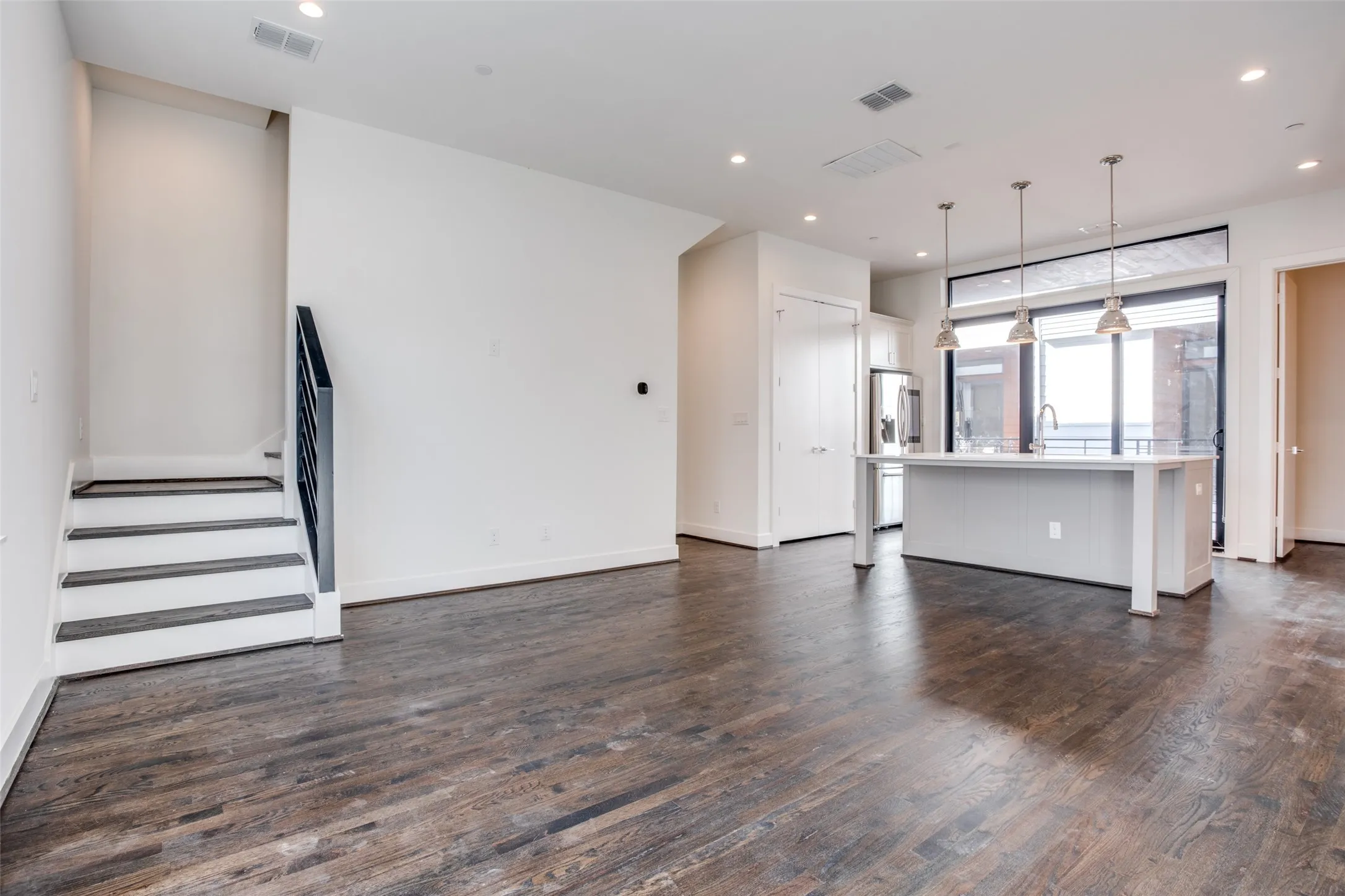 Townhouse For Rent in Dallas County , 2215 Moser Avenue 102, Dallas, Texas 75206, 2 Bedroom, 3 Bathroom, 2 Garage spaces, 1,476 Sqft, built in 2018, mls#21403582, Real Estate Agent in Dallas, Homes For Rent in Dallas county, Homes For Rent in Dallas, Realtor in Dallas Texas, Real Estate Brokerage Independent Realty Texas, Luminita Cordes Realtor