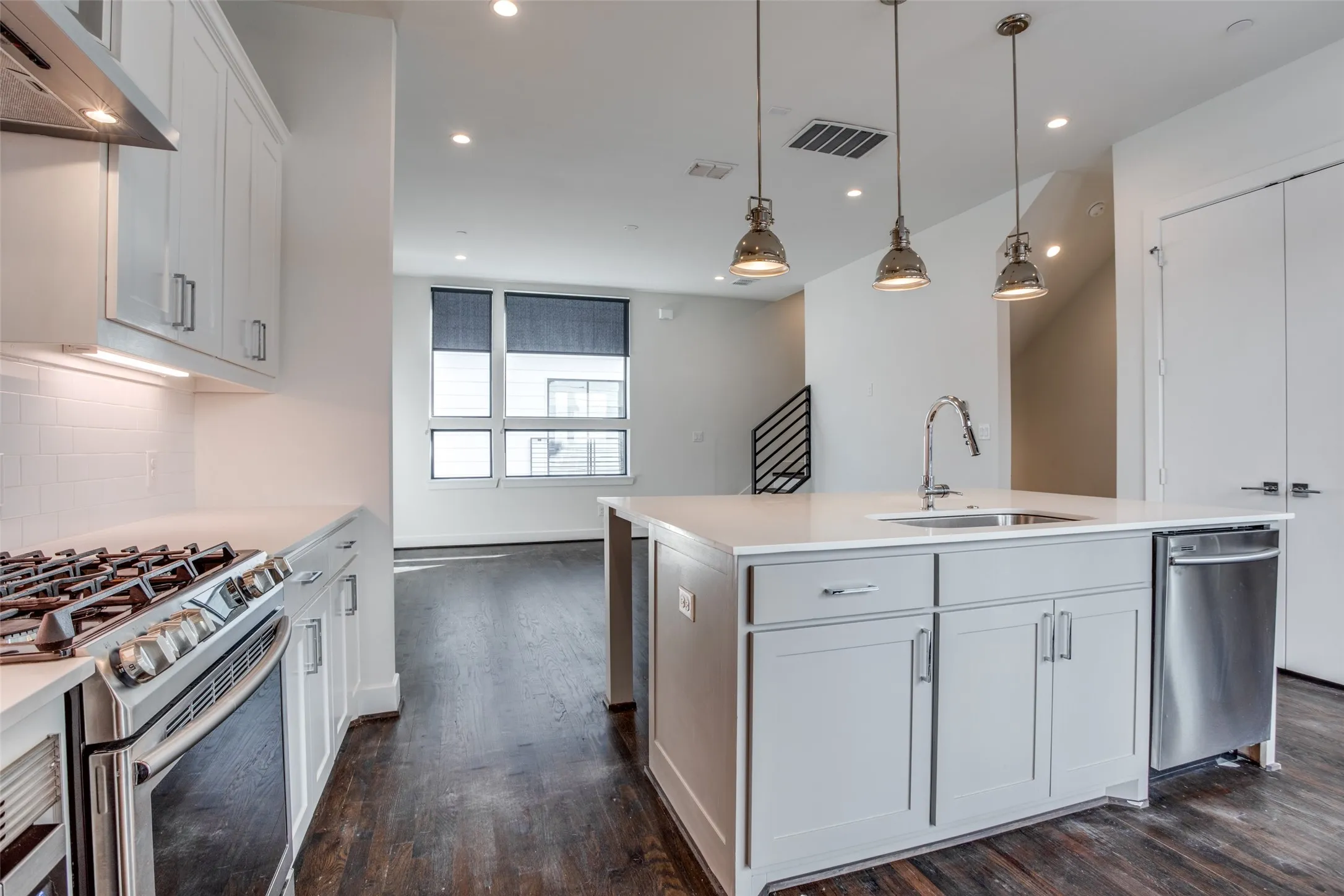 Townhouse For Rent in Dallas County , 2215 Moser Avenue 102, Dallas, Texas 75206, 2 Bedroom, 3 Bathroom, 2 Garage spaces, 1,476 Sqft, built in 2018, mls#21403582, Real Estate Agent in Dallas, Homes For Rent in Dallas county, Homes For Rent in Dallas, Realtor in Dallas Texas, Real Estate Brokerage Independent Realty Texas, Luminita Cordes Realtor