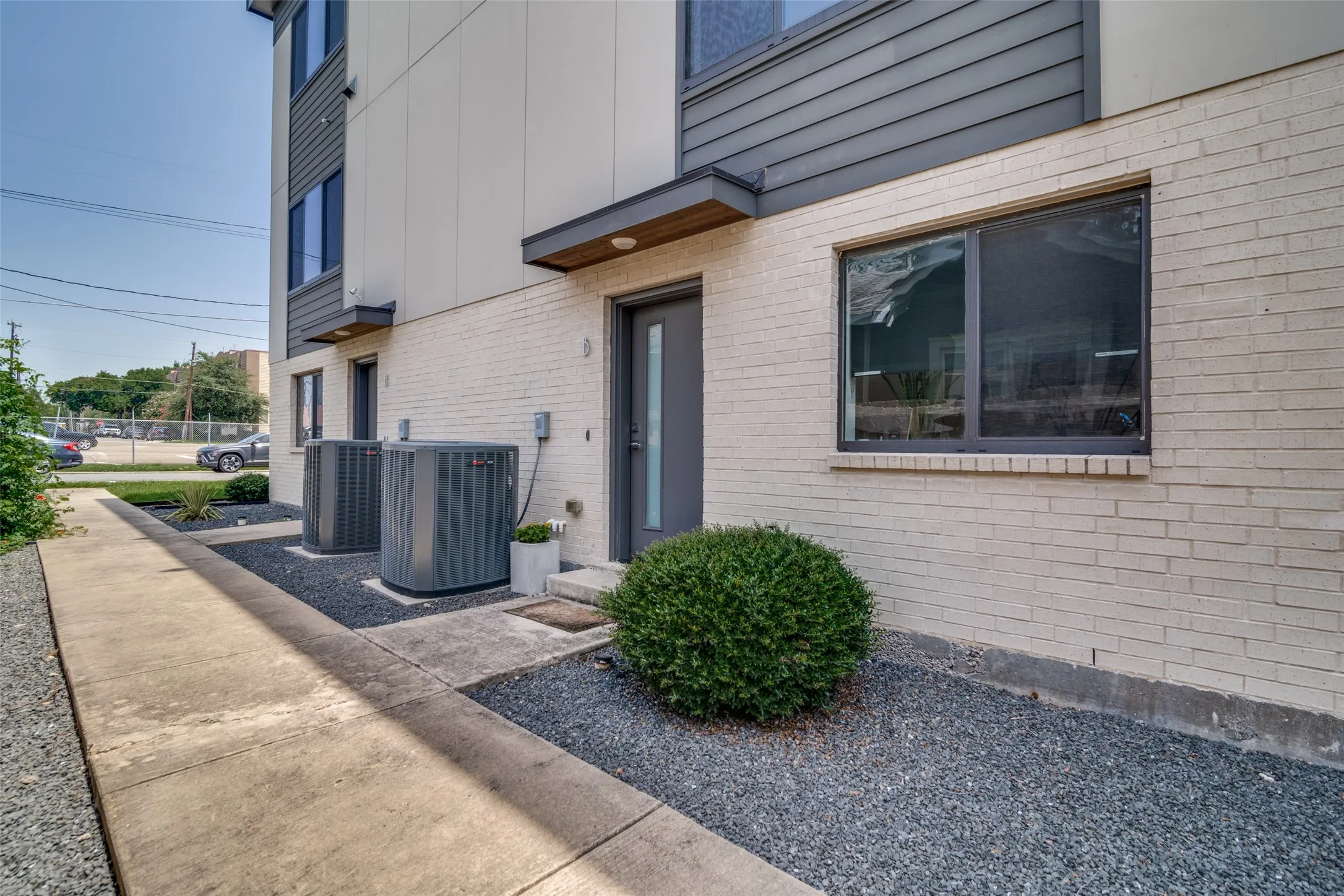Townhouse For Sale in Dallas County , 5602 Lindell Avenue B, Dallas, Texas 75206, 2 Bedroom, 3 Bathroom, 2 Garage spaces, 1,446 Sqft, built in 2016, mls#21401150, Real Estate Agent in Dallas, Homes For Sale in Dallas county, Homes For Sale in Dallas, Realtor in Dallas Texas, Real Estate Brokerage Independent Realty Texas, Luminita Cordes Realtor