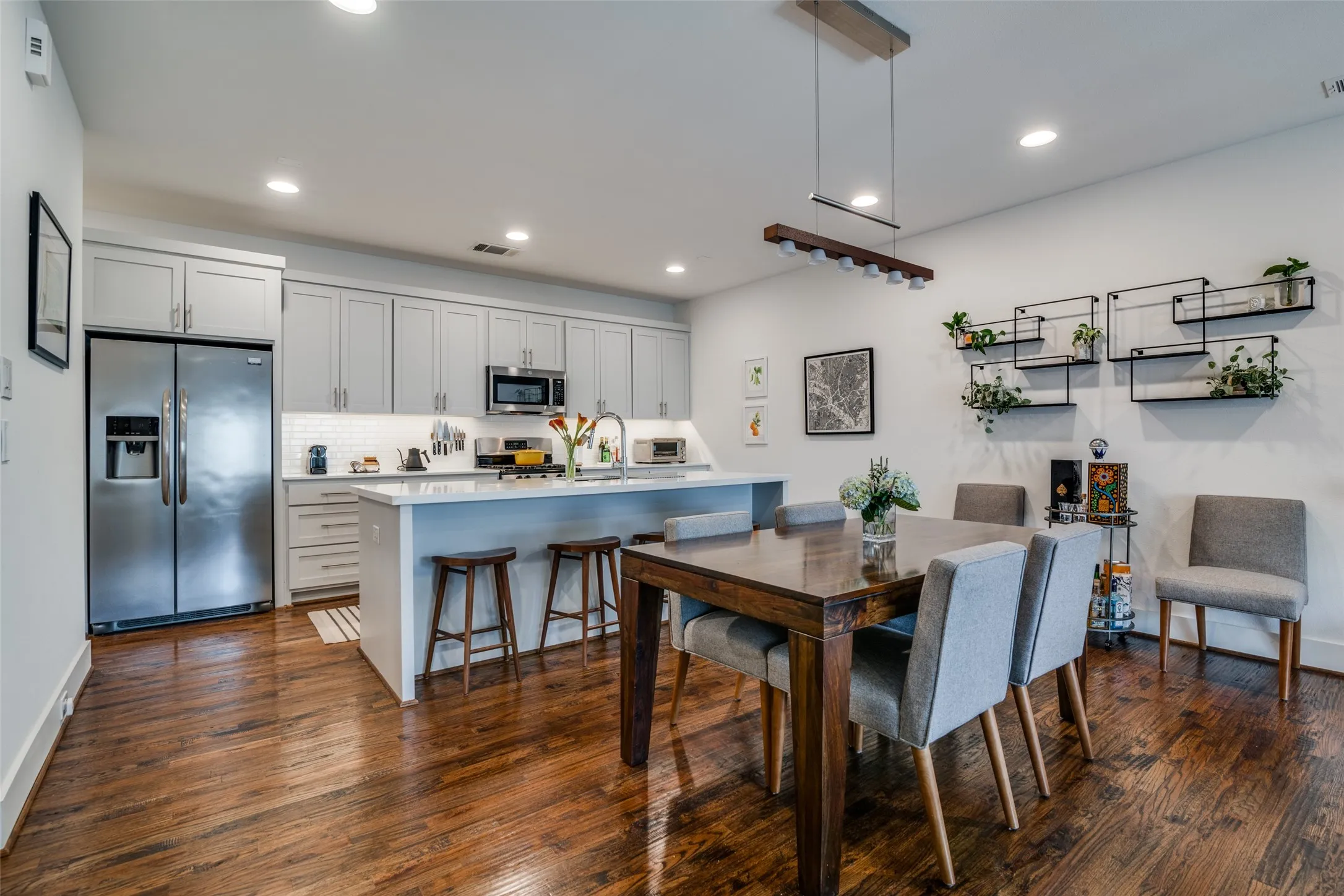 Townhouse For Sale in Dallas County , 5602 Lindell Avenue B, Dallas, Texas 75206, 2 Bedroom, 3 Bathroom, 2 Garage spaces, 1,446 Sqft, built in 2016, mls#21401150, Real Estate Agent in Dallas, Homes For Sale in Dallas county, Homes For Sale in Dallas, Realtor in Dallas Texas, Real Estate Brokerage Independent Realty Texas, Luminita Cordes Realtor