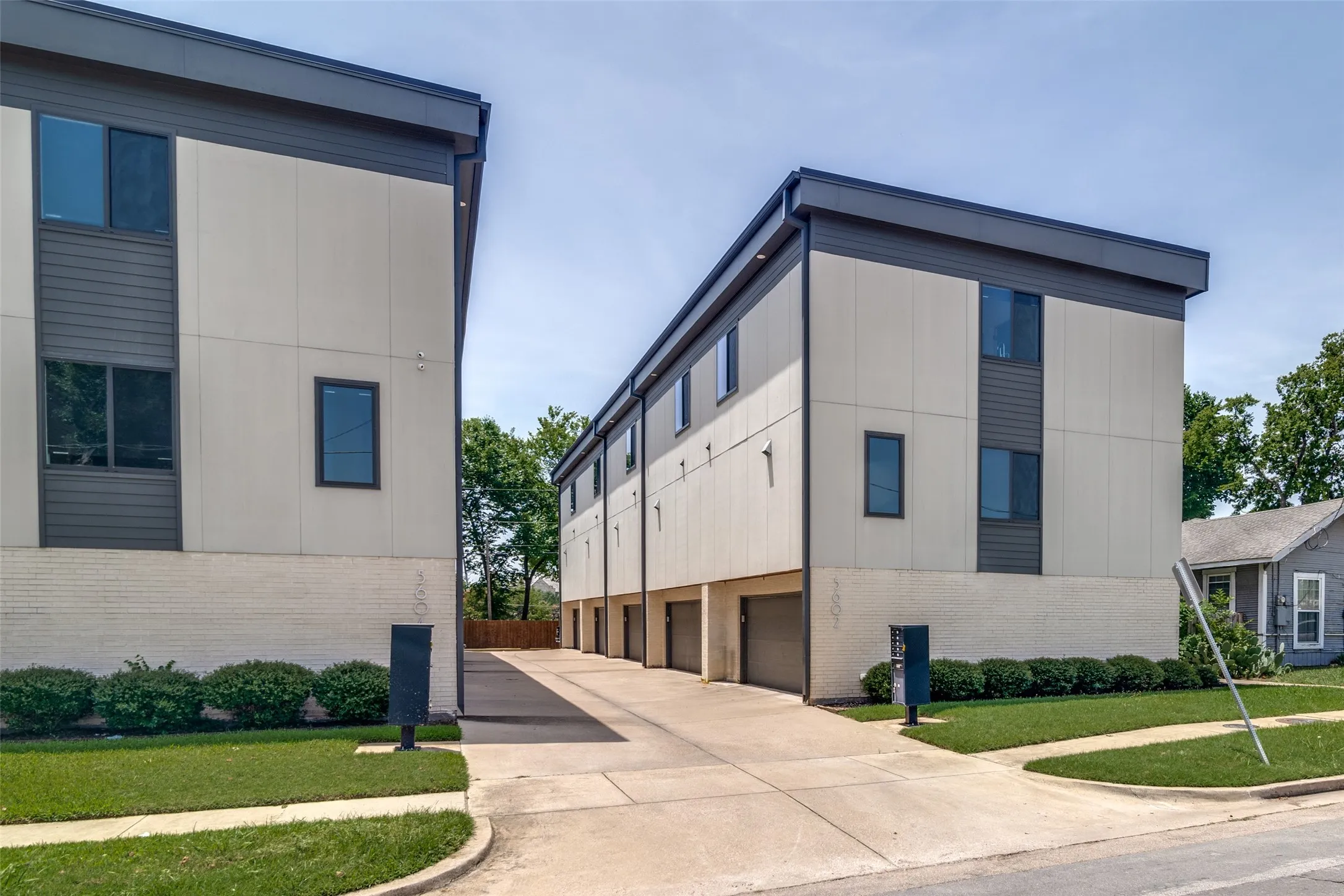 Townhouse For Sale in Dallas County , 5602 Lindell Avenue B, Dallas, Texas 75206, 2 Bedroom, 3 Bathroom, 2 Garage spaces, 1,446 Sqft, built in 2016, mls#21401150, Real Estate Agent in Dallas, Homes For Sale in Dallas county, Homes For Sale in Dallas, Realtor in Dallas Texas, Real Estate Brokerage Independent Realty Texas, Luminita Cordes Realtor